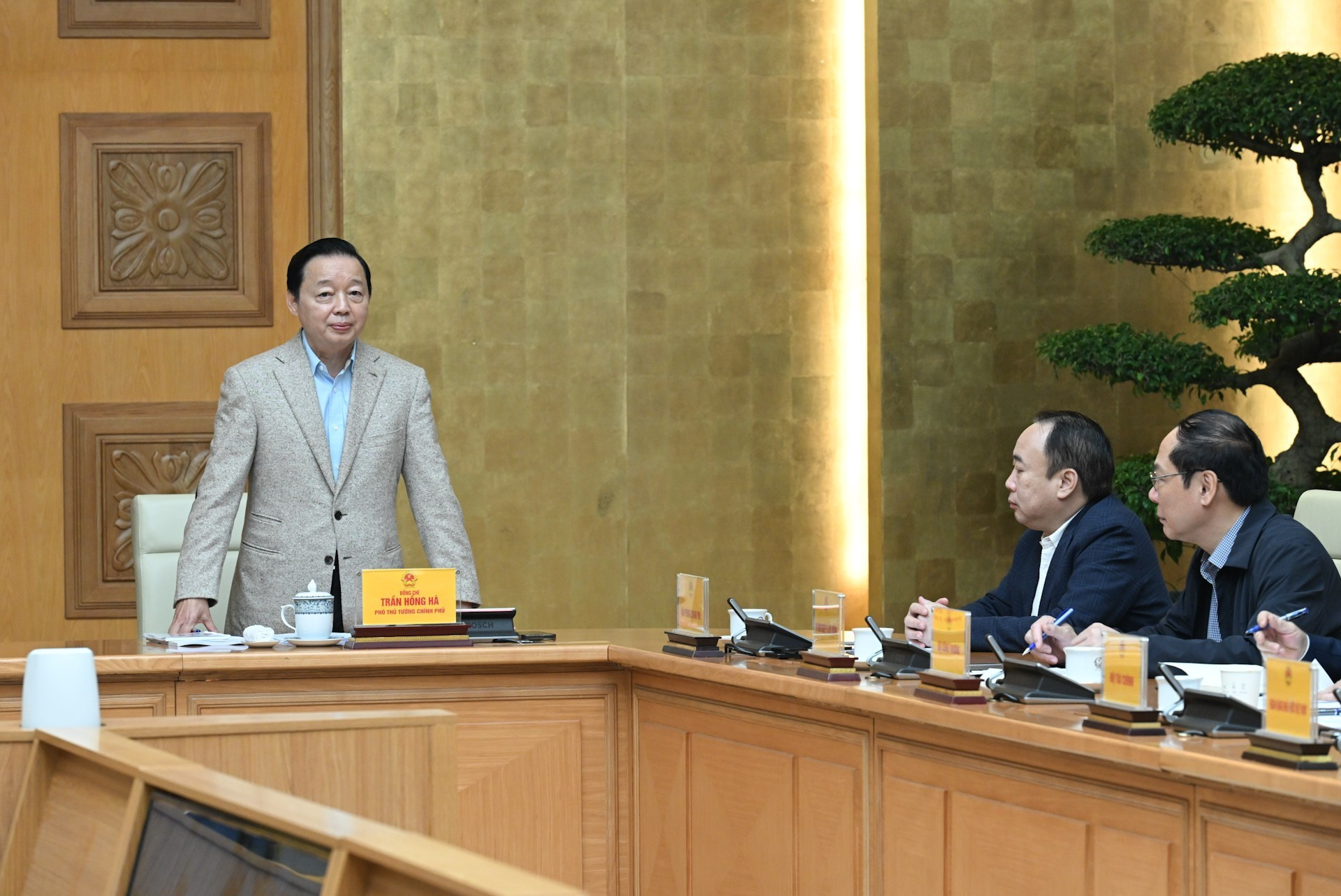 El viceprimer ministro Tran Hong Ha interviene en el acto.