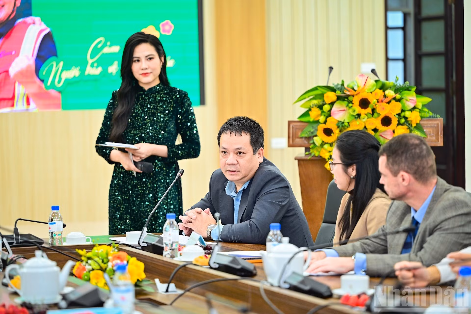 Pham Song Ha, miembro del Consejo Editorial y jefe del Redacción de Política y Relaciones Exteriores del periódico Nhan Dan, responde a las preguntas de los periodistas.