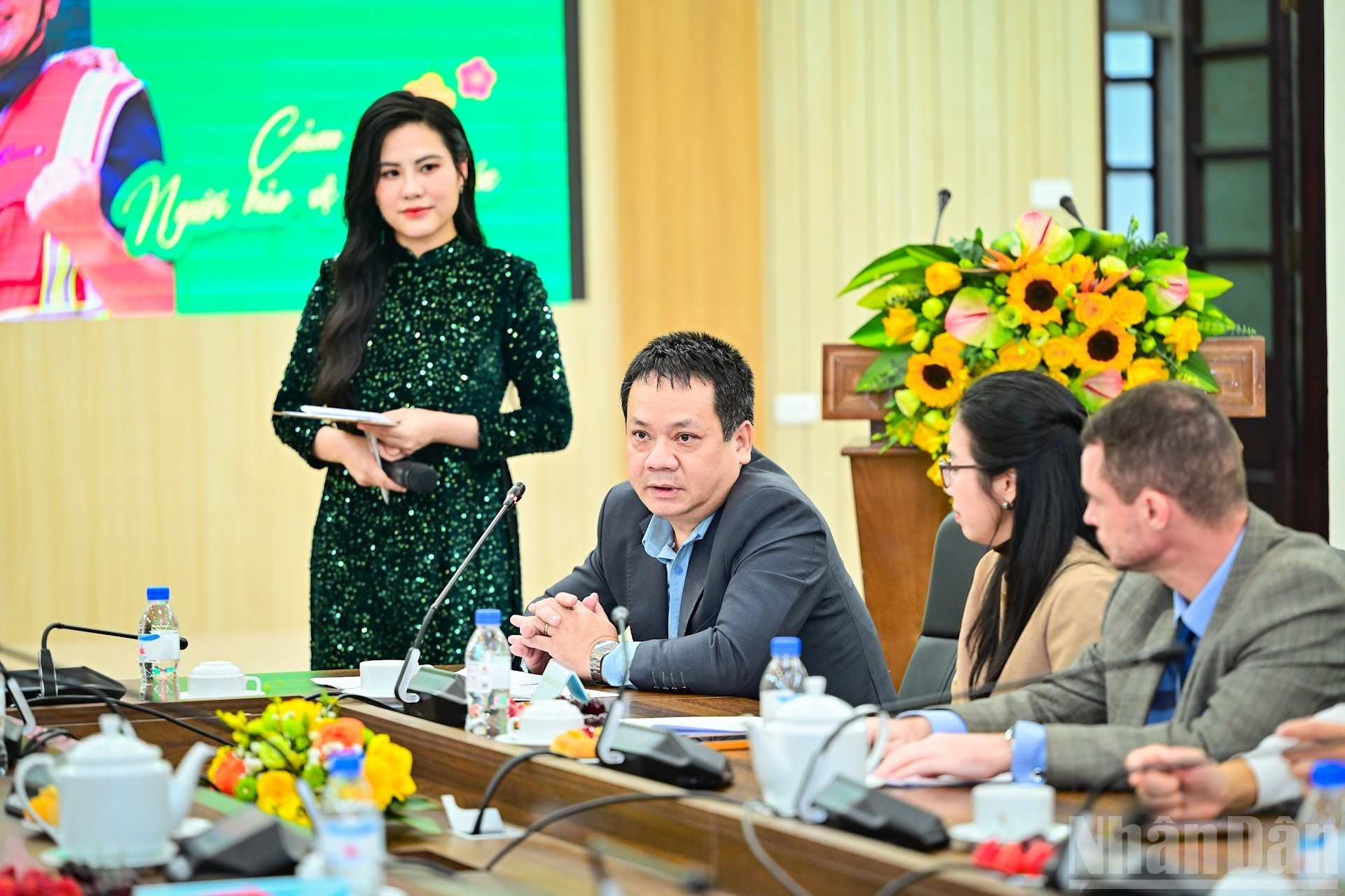 Pham Song Ha, miembro del Consejo Editorial y jefe del Redacción de Política y Relaciones Exteriores del periódico Nhan Dan, responde a las preguntas de los periodistas.