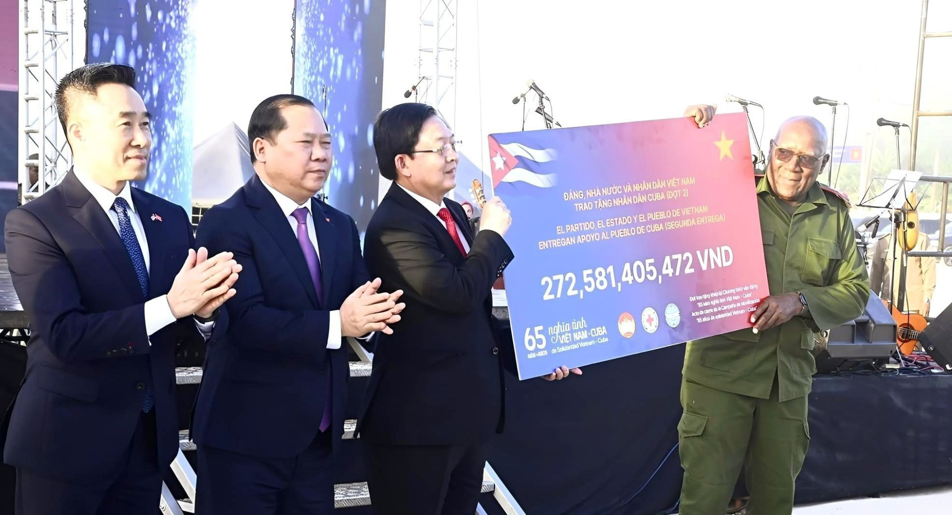 Quoc Dung entrega el segundo aporte del programa de recaudación de fondos “65 años de solidaridad Vietnam-Cuba” al vicepresidente cubano Salvador Valdés Mesa.