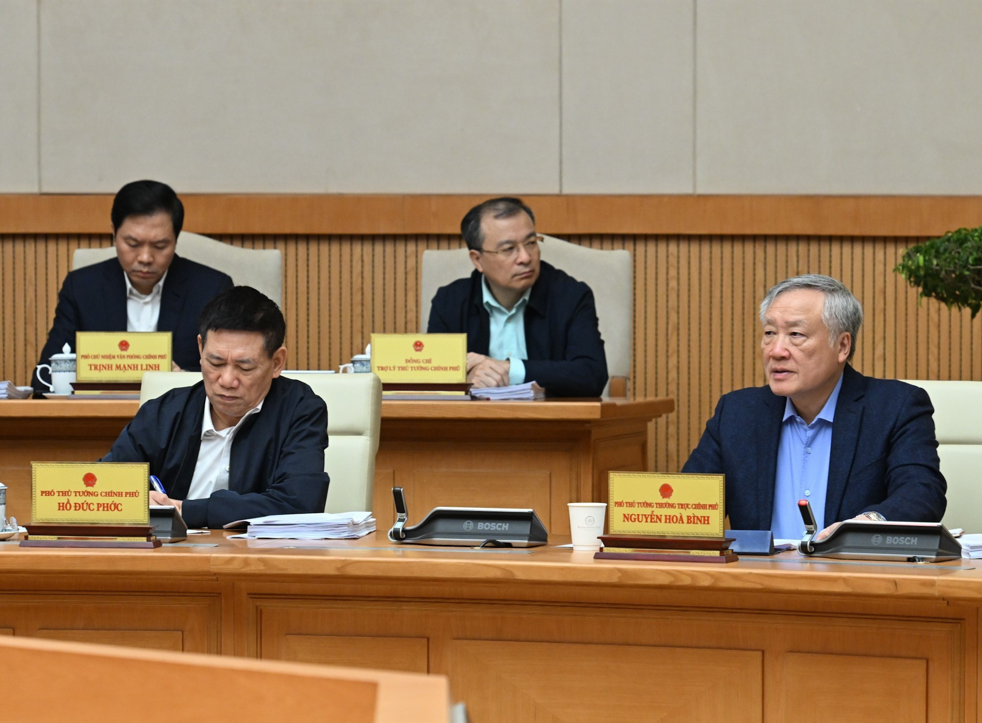 El viceprimer ministro permanente Nguyen Hoa Binh hace uso de la palabra en la reunión.