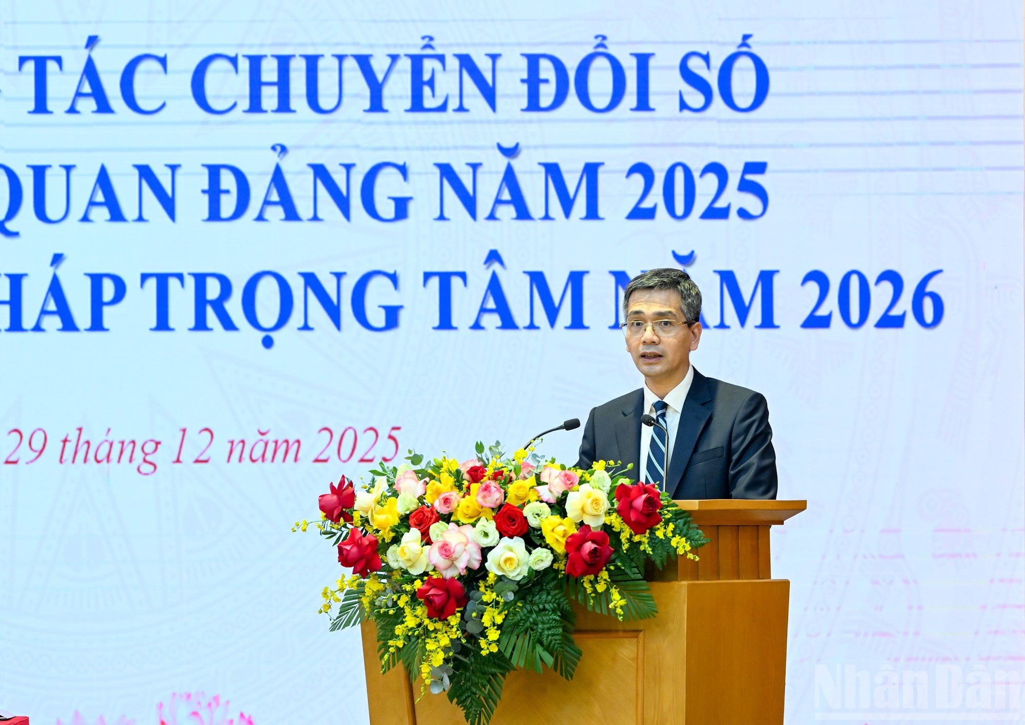 Vo Thanh Hung, subjefe de la Oficina Comité Central del PCV, presenta un informe en la conferencia.