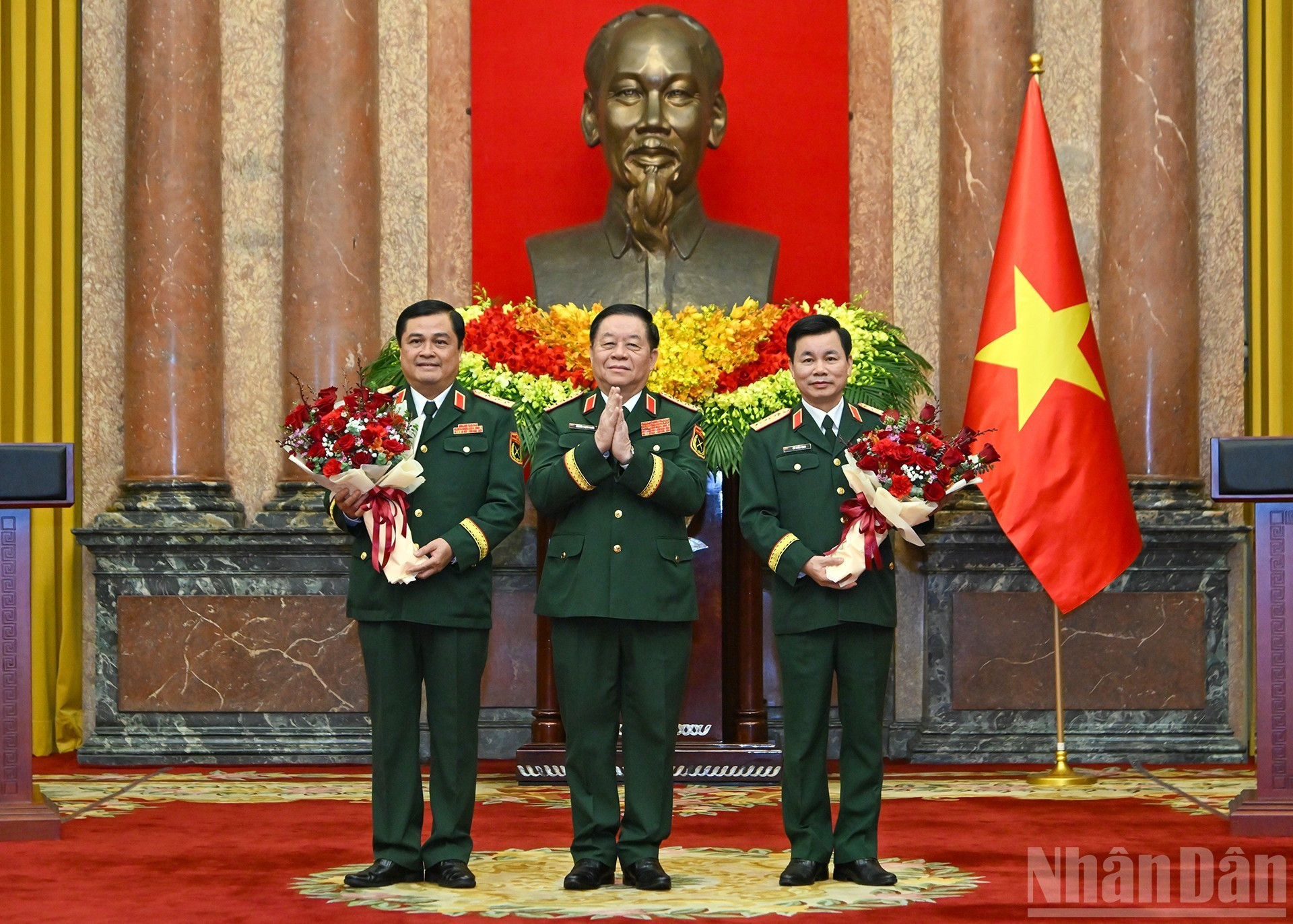 el jefe del Departamento General de Política del Ejército Popular de Vietnam, Nguyen Trong Nghia, felicita a los dos oficiales.