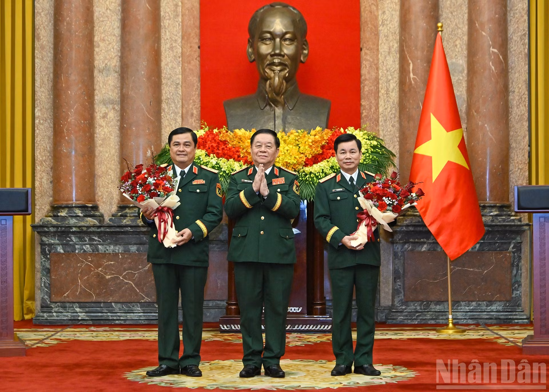 el jefe del Departamento General de Política del Ejército Popular de Vietnam, Nguyen Trong Nghia, felicita a los dos oficiales.