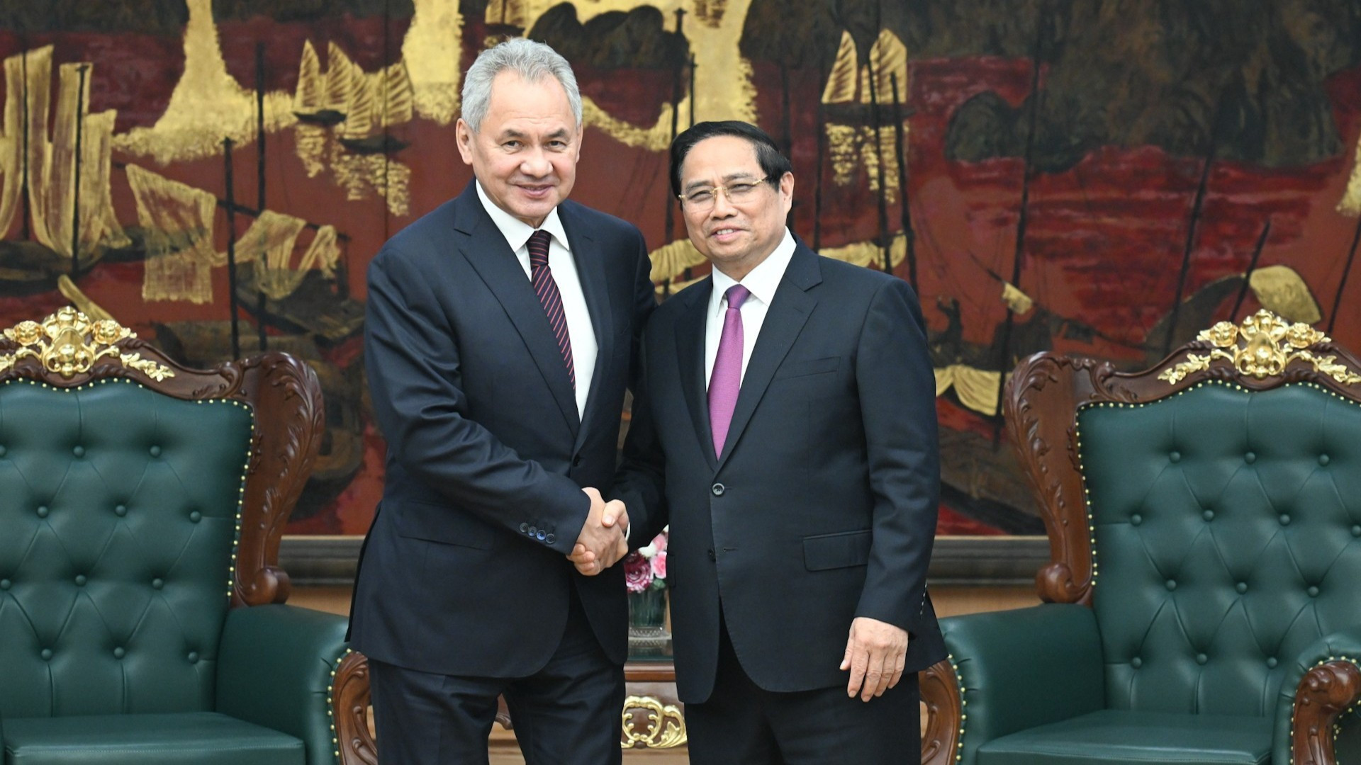El primer ministro vietnamita, Pham Minh Chinh, recibe al general Sergei Shoigu, secretario del Consejo de Seguridad de Rusia.