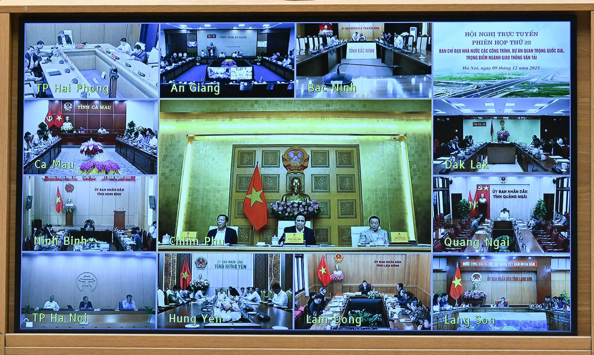 La reunión se lleva a cabo de forma presencial en la Oficina del Gobierno y en línea con las localidades donde se están desarrollando los proyectos nacionales clave.