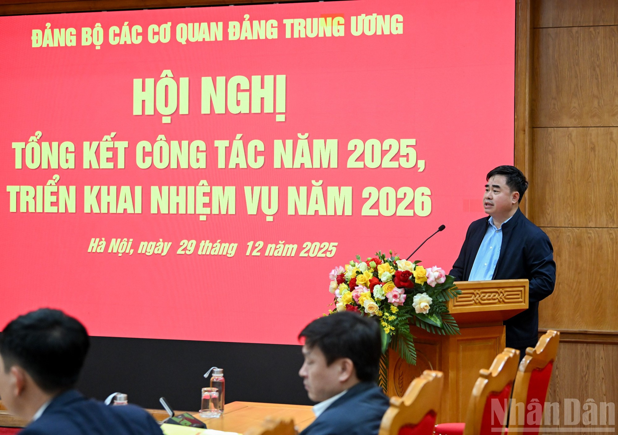 El subjefe de redacción de la Revista Comunista, Pham Minh Tuan, presenta una ponencia.