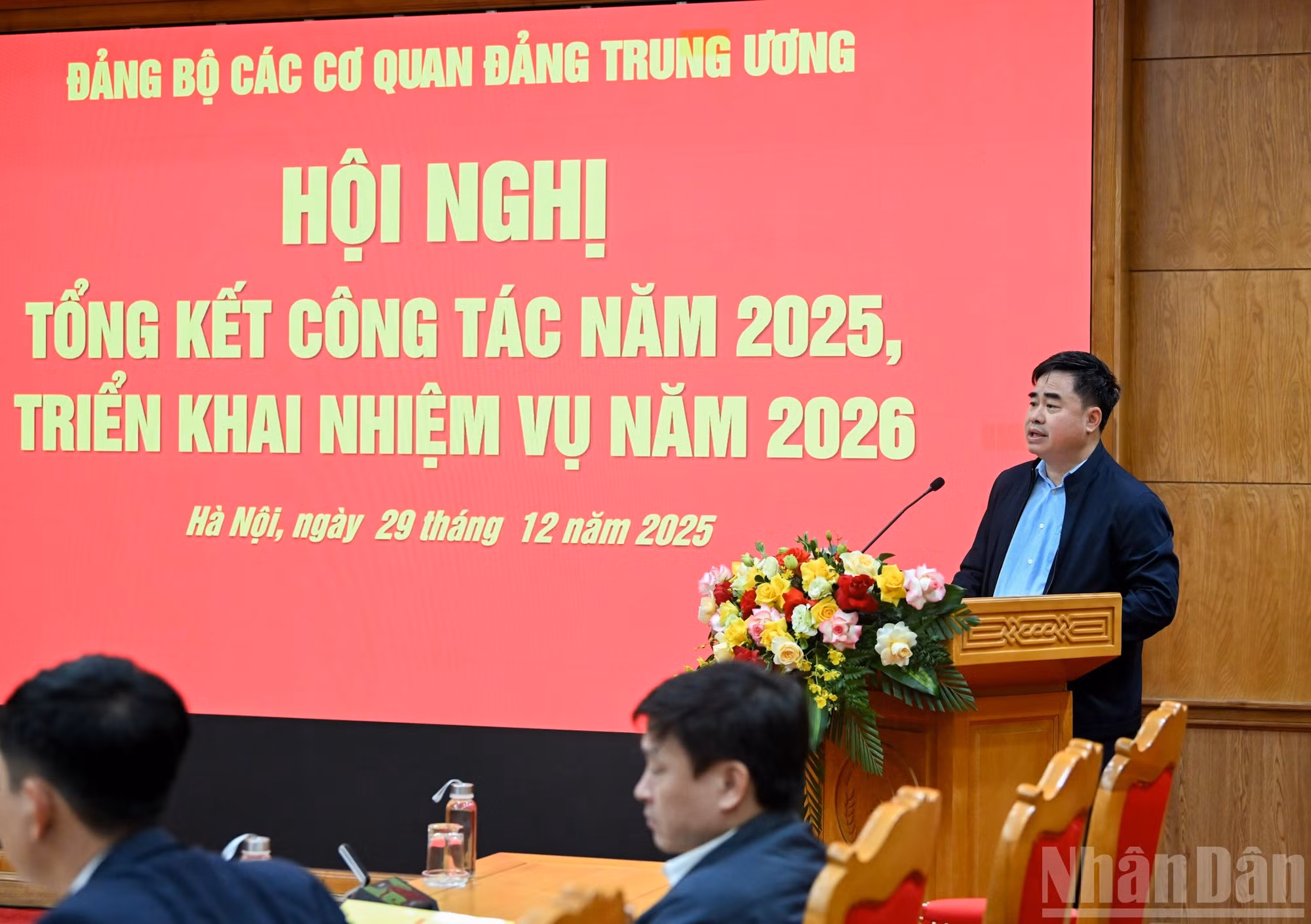 El subjefe de redacción de la Revista Comunista, Pham Minh Tuan, presenta una ponencia.