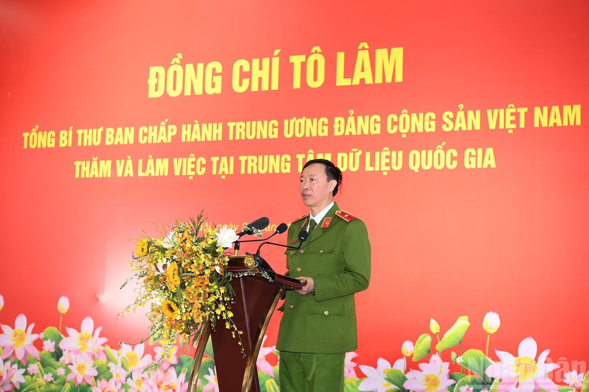 El brigadier general Nguyen Ngoc Cuong, director del Centro Nacional de Datos, habla en la sesión de trabajo.