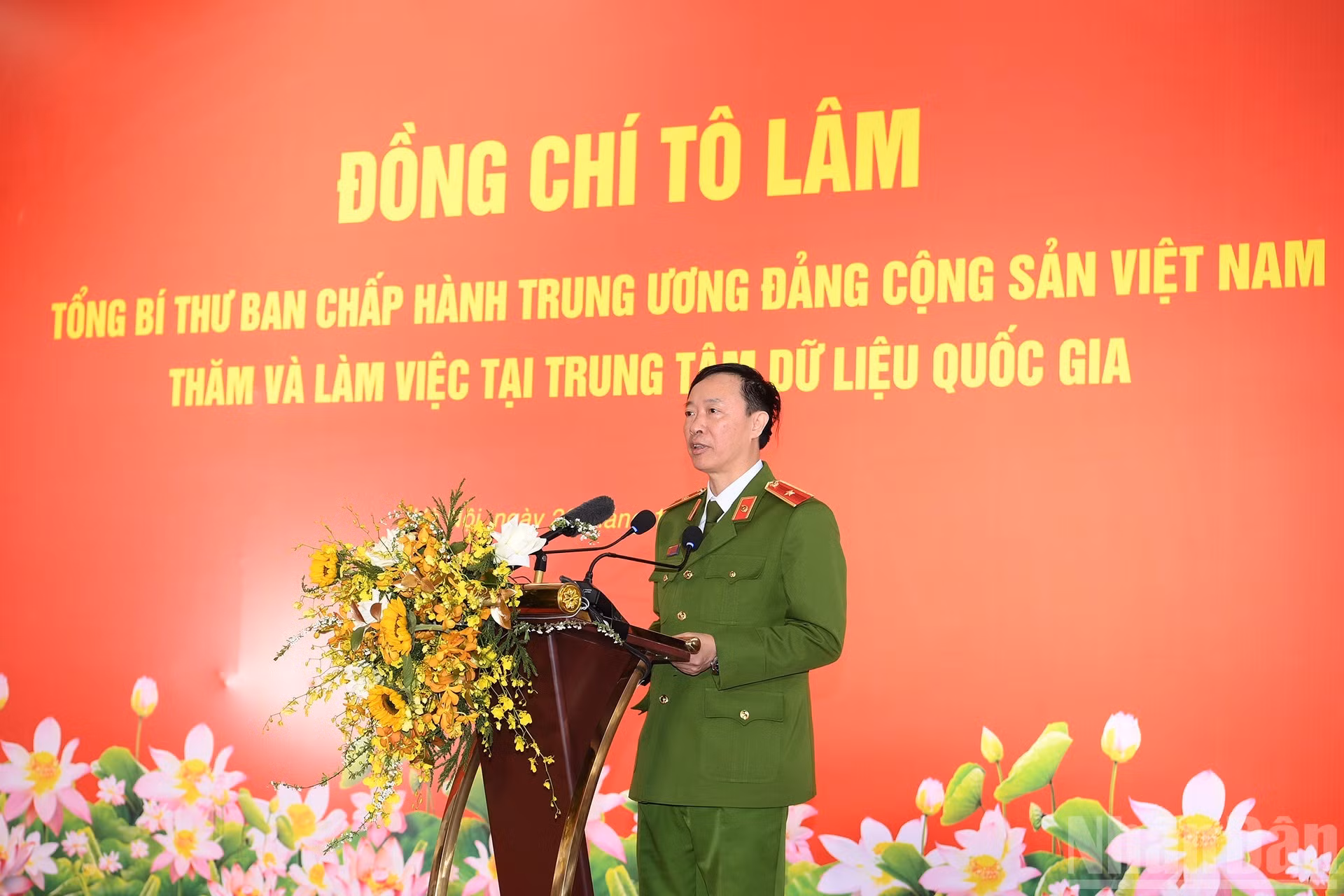 El brigadier general Nguyen Ngoc Cuong, director del Centro Nacional de Datos, habla en la sesión de trabajo.