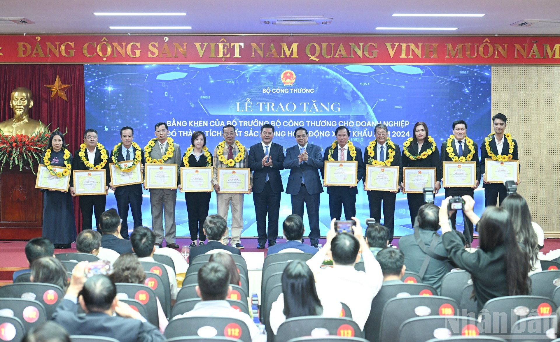 Entregan flores y reconocimientos a las empresas con logros destacados.