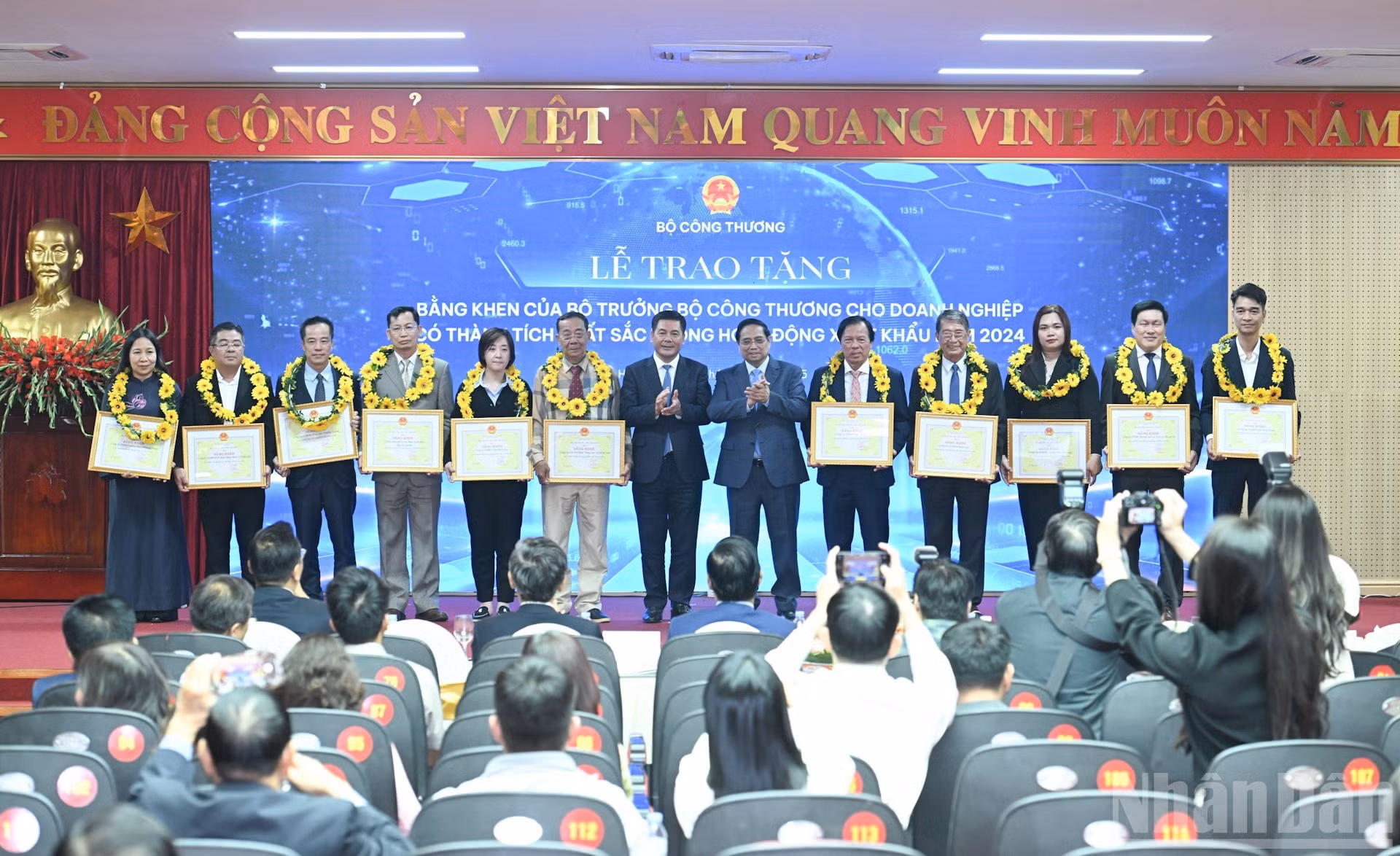 Entregan flores y reconocimientos a las empresas con logros destacados.