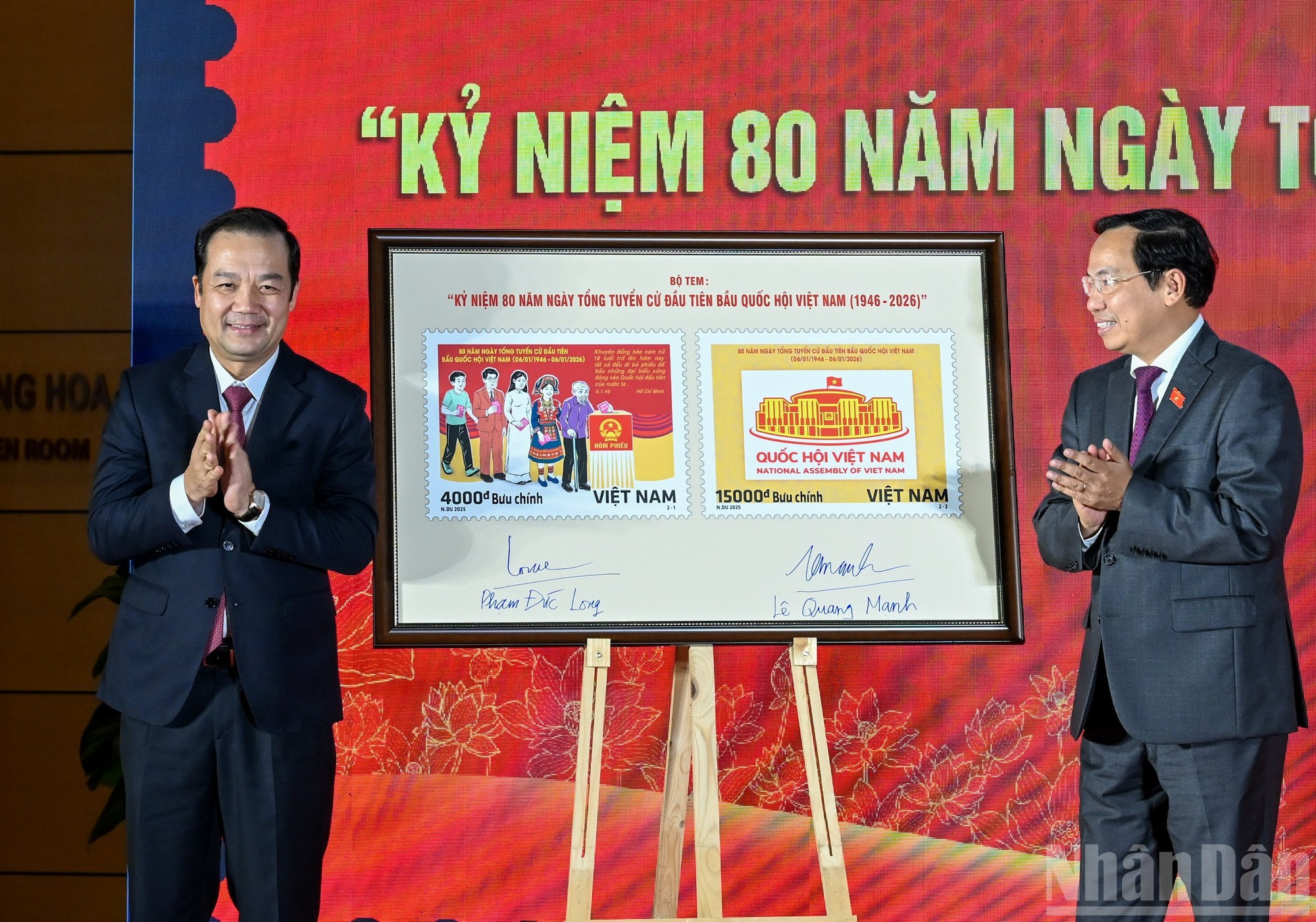Le Quang Manh y el viceministro de Ciencia y Tecnología Pham Duc Long presiden el acto de emisión del sello postal conmemorativo por el 80º aniversario de la Asamblea Nacional de Vietnam.