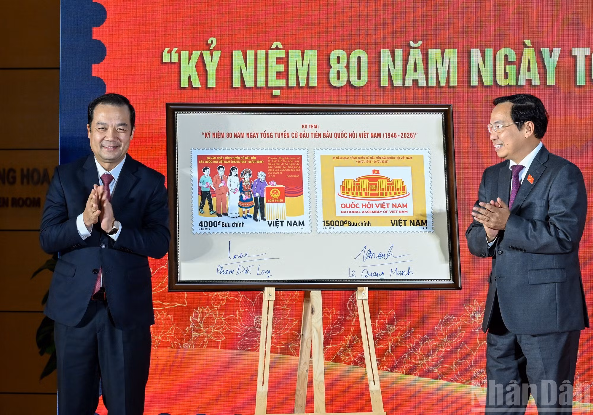 Le Quang Manh y el viceministro de Ciencia y Tecnología Pham Duc Long presiden el acto de emisión del sello postal conmemorativo por el 80º aniversario de la Asamblea Nacional de Vietnam.