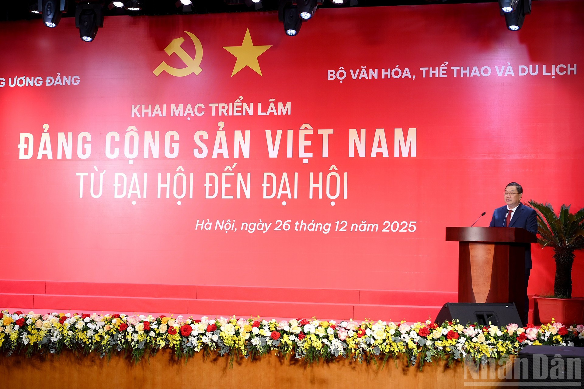 El jefe de la Oficina del Comité Central del PCV, Pham Gia Tuc, pronuncia el discurso inaugural de la exposición.