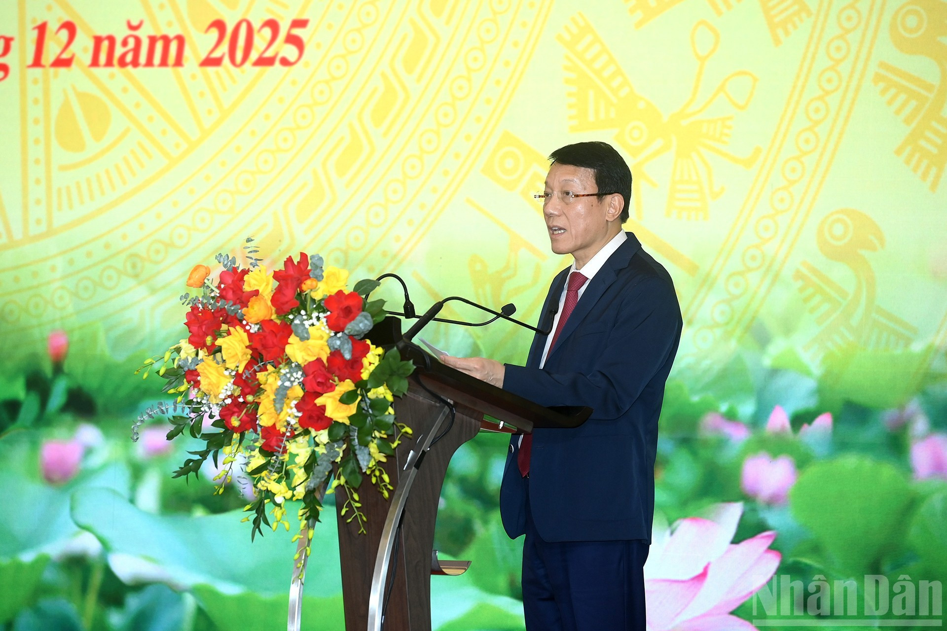 Luong Tam Quang, miembro del Buró Político y ministro de Seguridad Pública, presenta su ponencia en la conferencia.