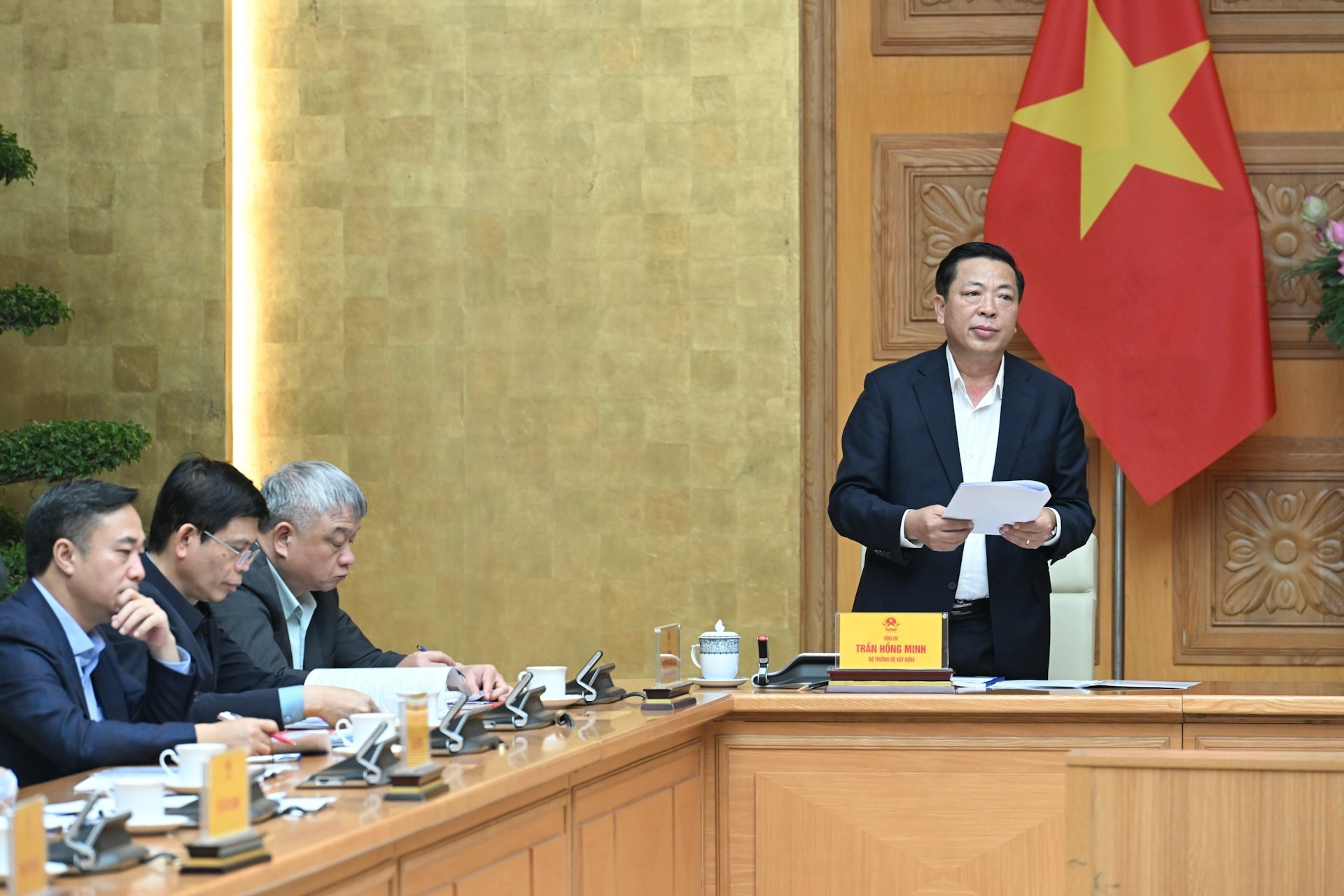 El ministro de Construcción, Tran Hong Minh, expresa su opinión.