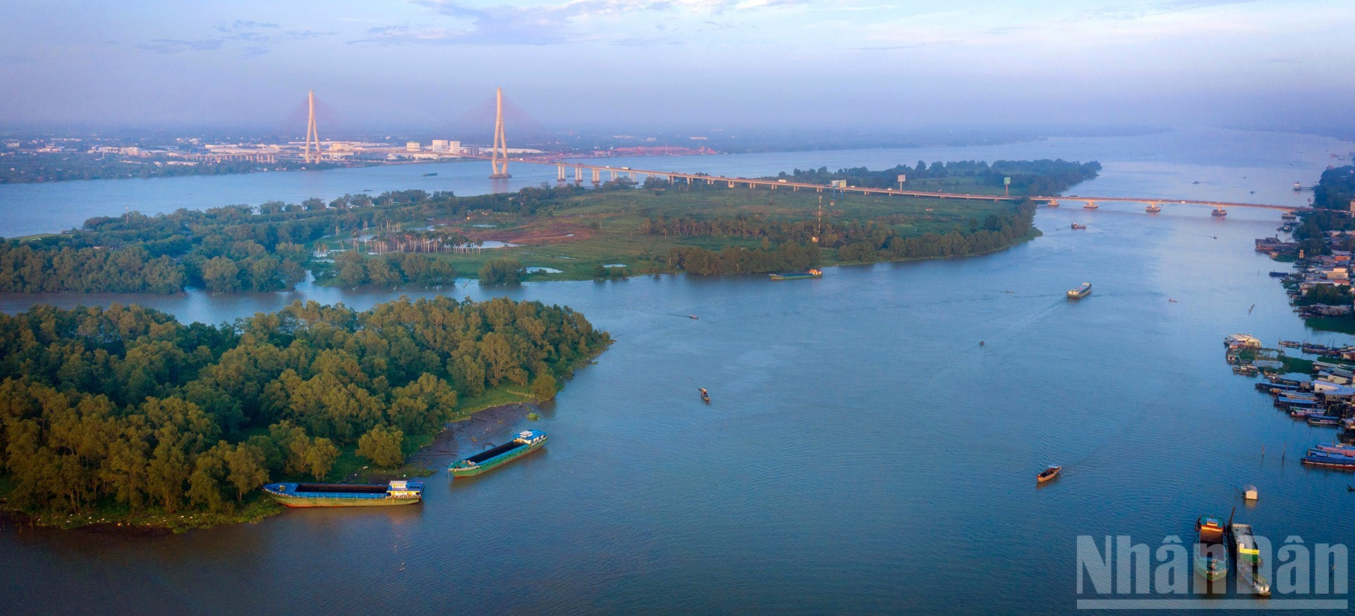 Uniendo las dos orillas del río Hau.