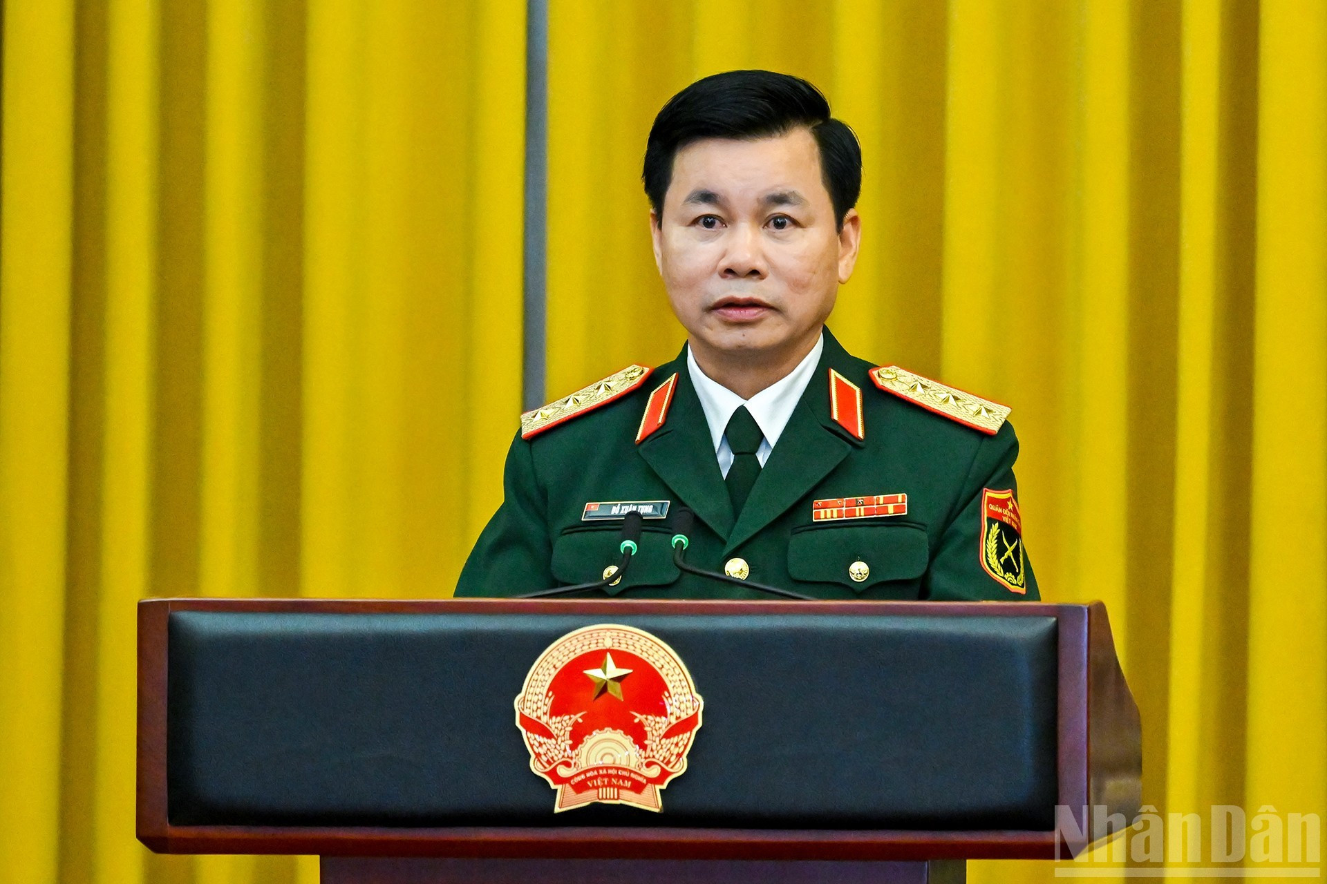 El teniente general Do Xuan Tung, subjefe del Departamento General de Política del Ejército Popular de Vietnam, habla en el acto.