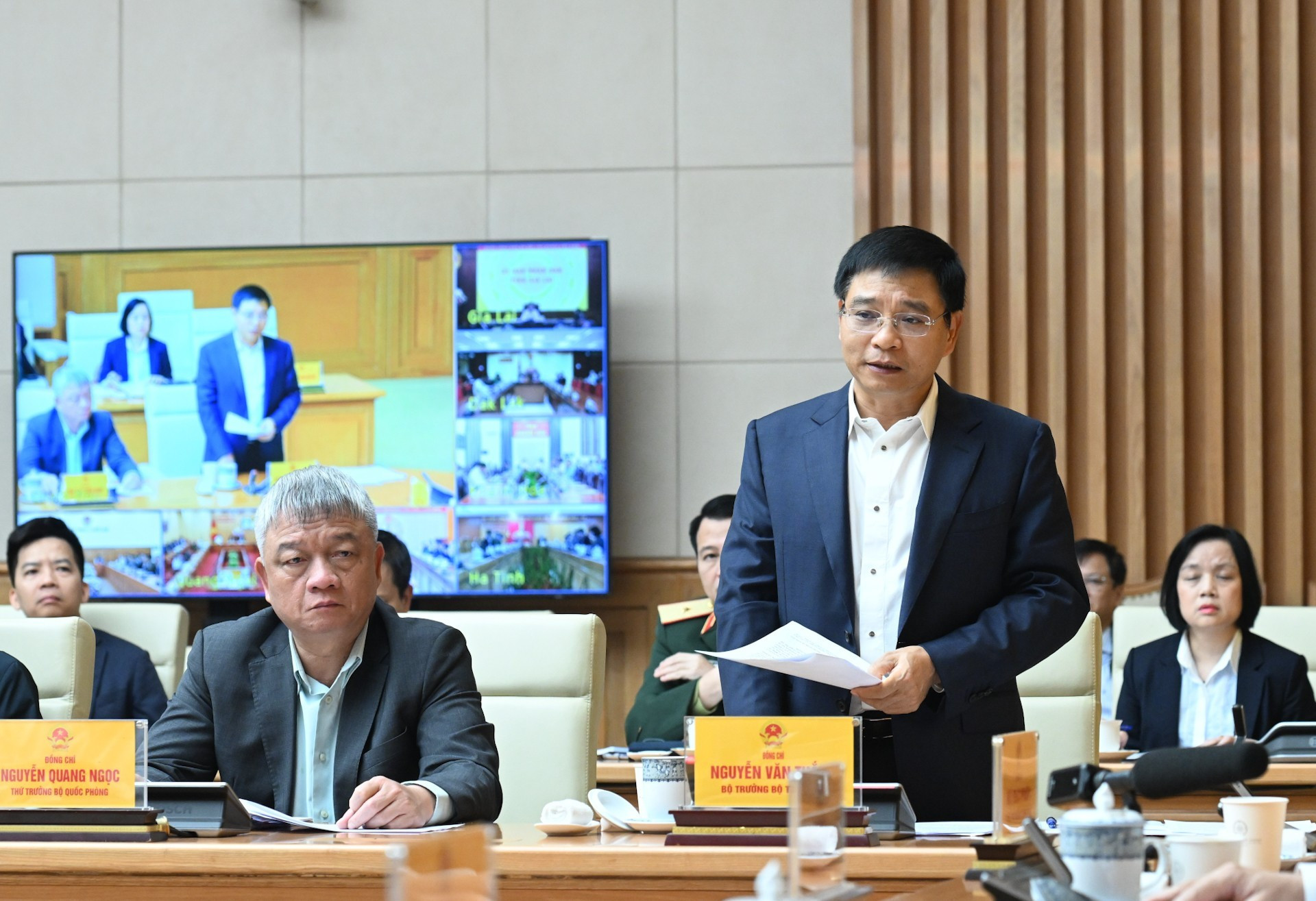 El ministro de Finanzas, Nguyen Van Thang, habla en la cita.