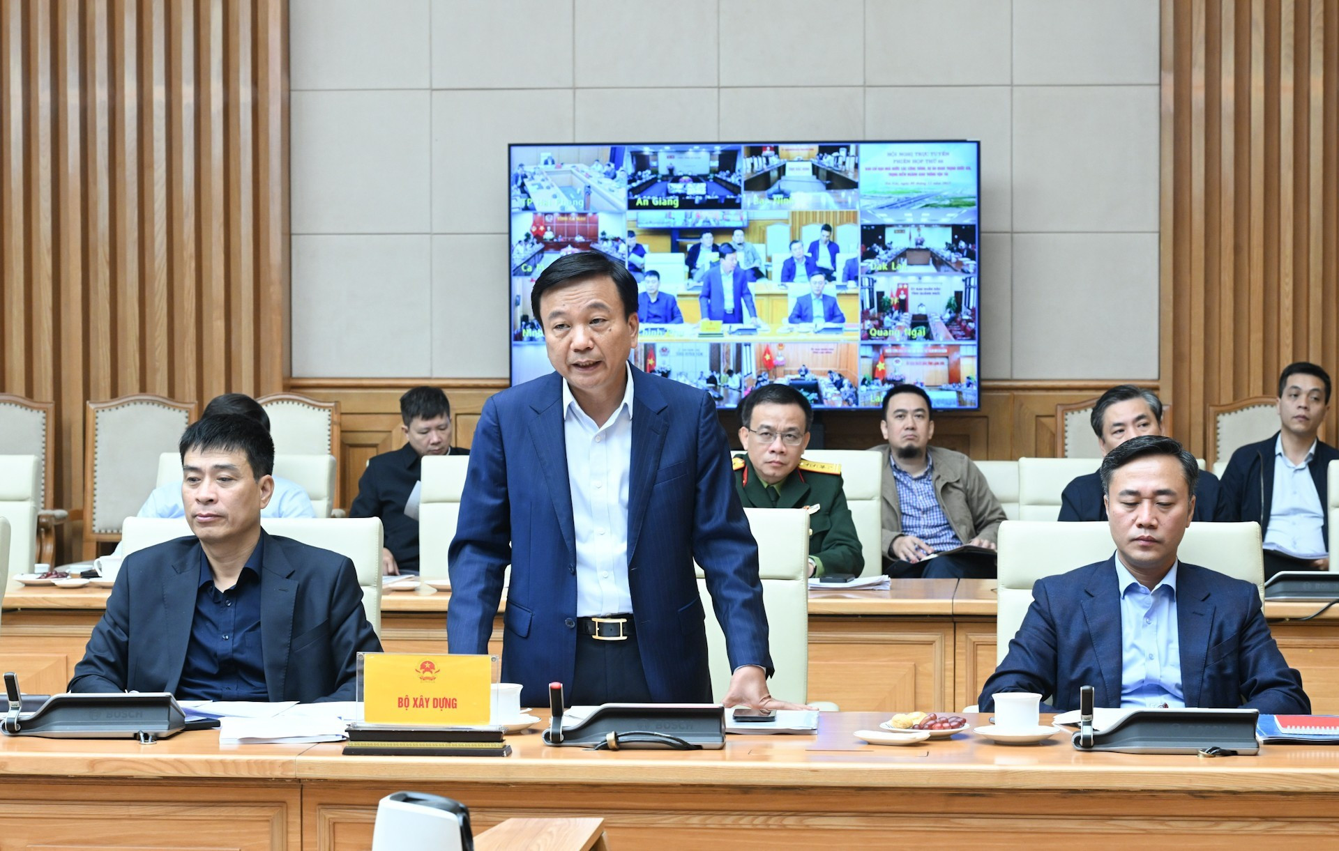 Representante del Ministerio de Construcción habla en la sesión.