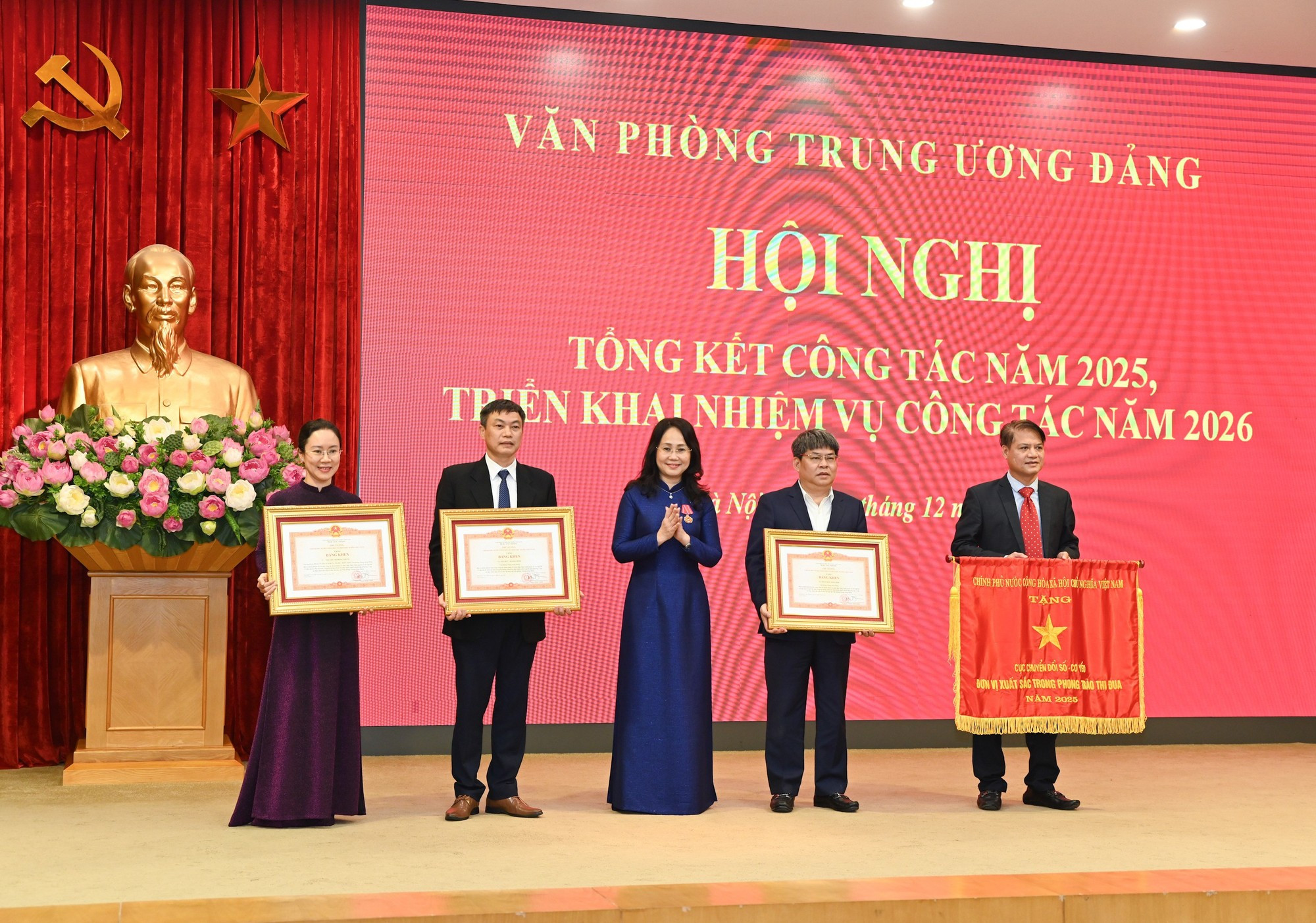 Phuong Thanh entrega la Bandera de Emulación del Gobierno y los Certificados de Mérito del primer ministro a colectivos con resultados sobresalientes.