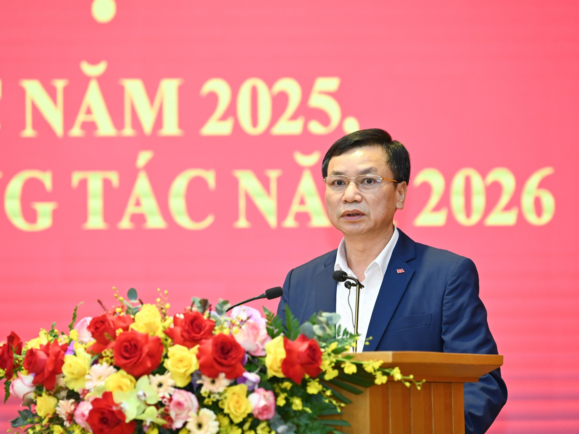 Nguyen Van Cuong, del Departamento de Asesoramiento y Síntesis de la Oficina del Comité Central del PCV, expone una ponencia en la conferencia.