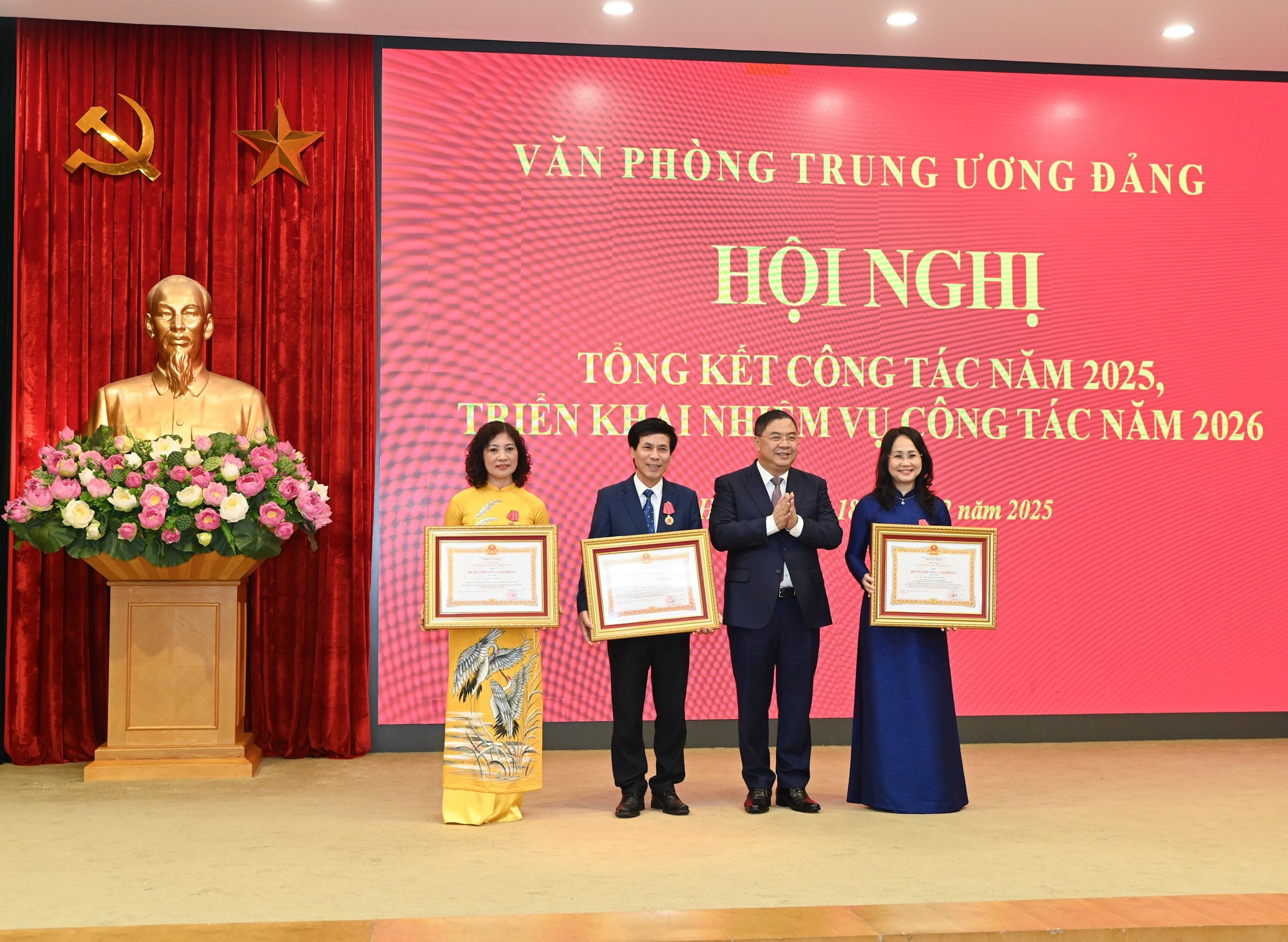 Gia Tuc entrega la Orden del Trabajo de segunda y tercera clase a personas con logros destacados.