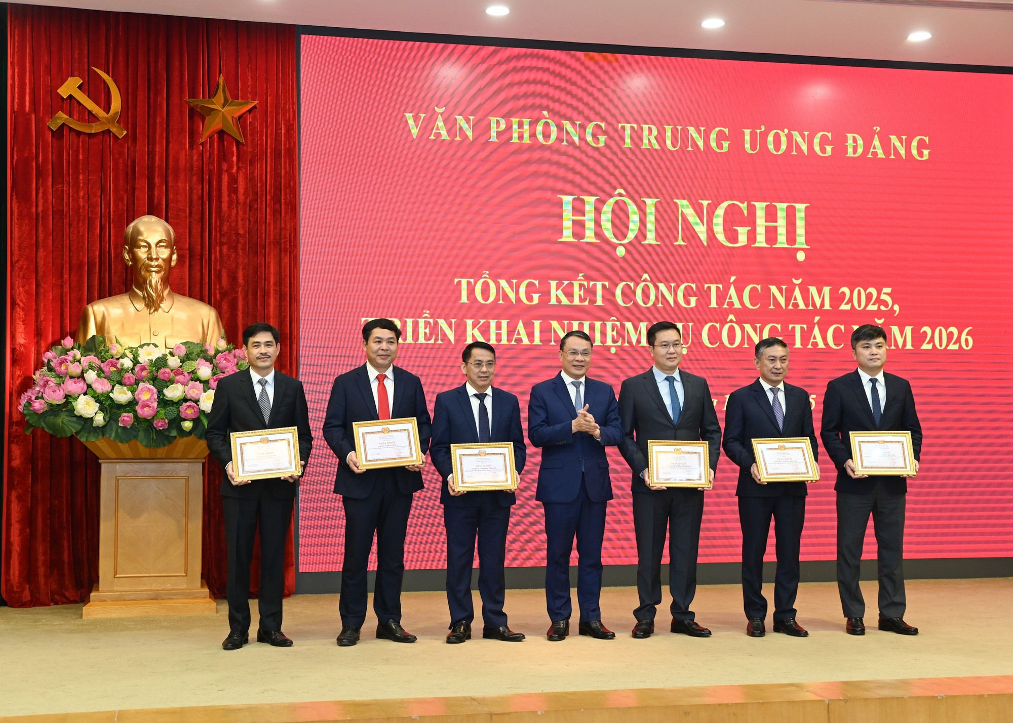 Dang Khanh Toan, subjefe de la Oficina del Comité Central del PCV, entrega Certificados de Reconocimiento del Comité partidista de la Oficina a colectivos destacados.