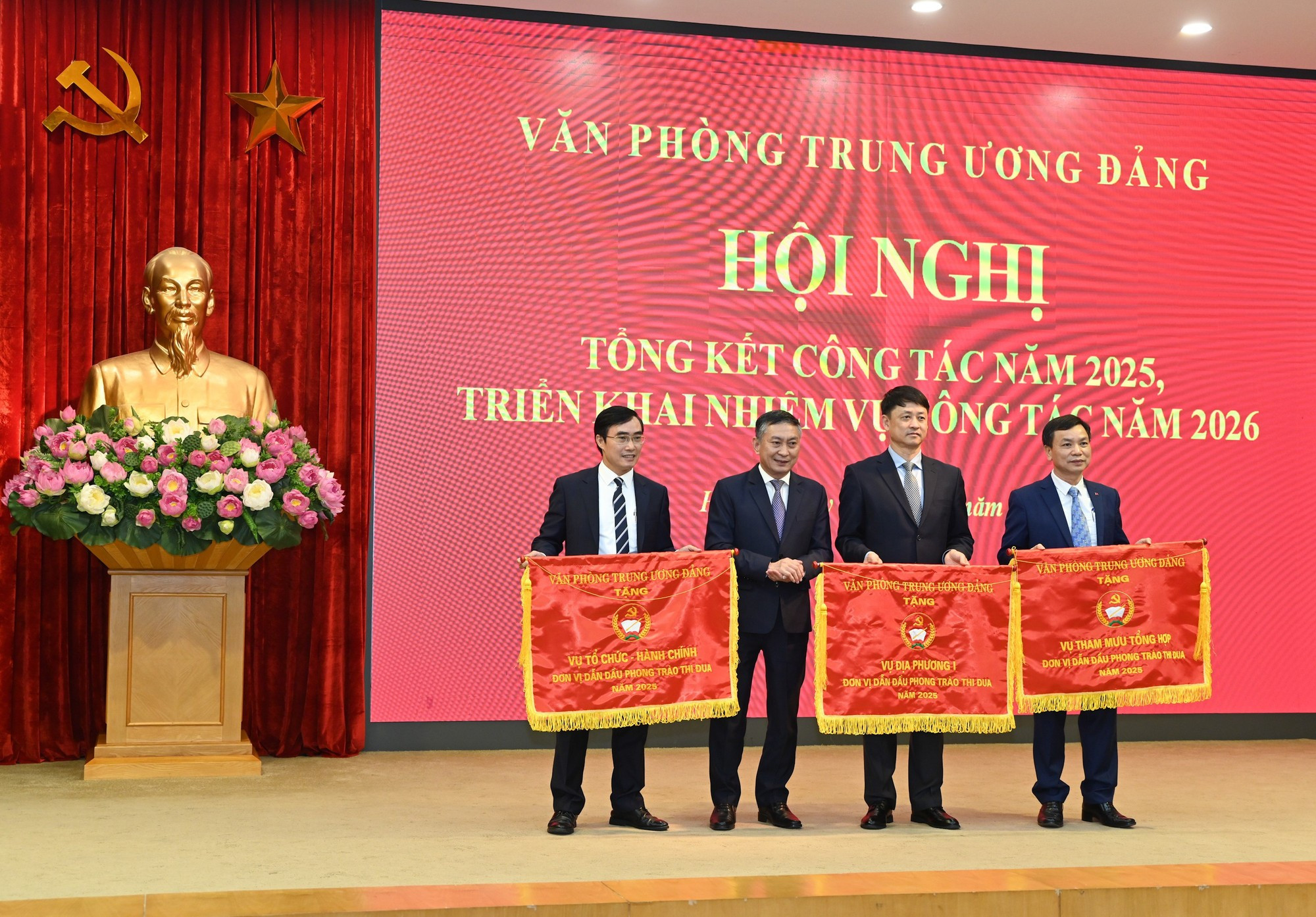 Entregan la Bandera de Emulación de la Oficina del Comité Central del PCV a colectivos con logros sobresalientes