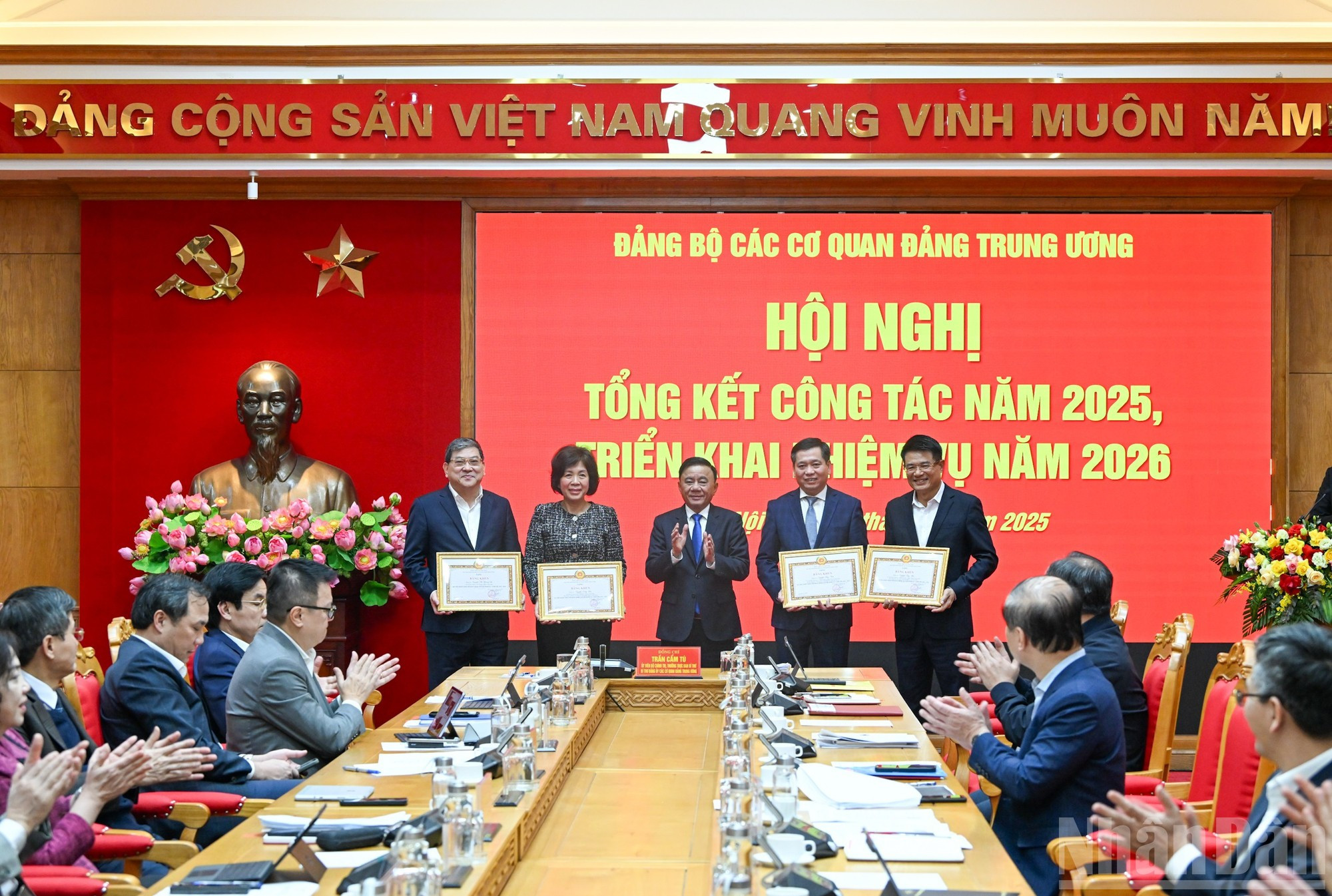 Cam Tu entrega certificados de mérito a los individuos que completaron con excelencia sus tareas durante cinco años consecutivos, de 2021 a 2025.