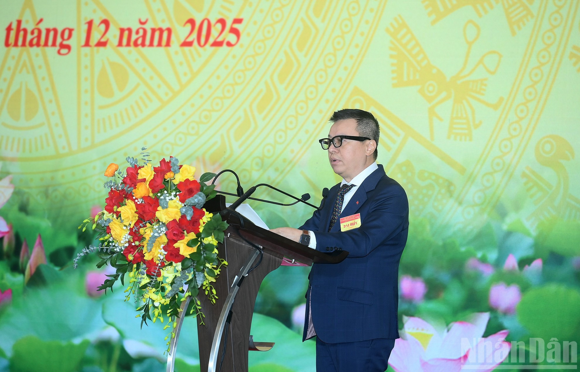 Le Quoc Minh, miembro del Comité Central del PCV, presidente-editor del periódico Nhan Dan, subjefe de la Comisión de Propaganda y Movilización de Masas del Comité Central del PCV y titular de la Asociación de Periodistas del país, expone su ponencia en la cita.