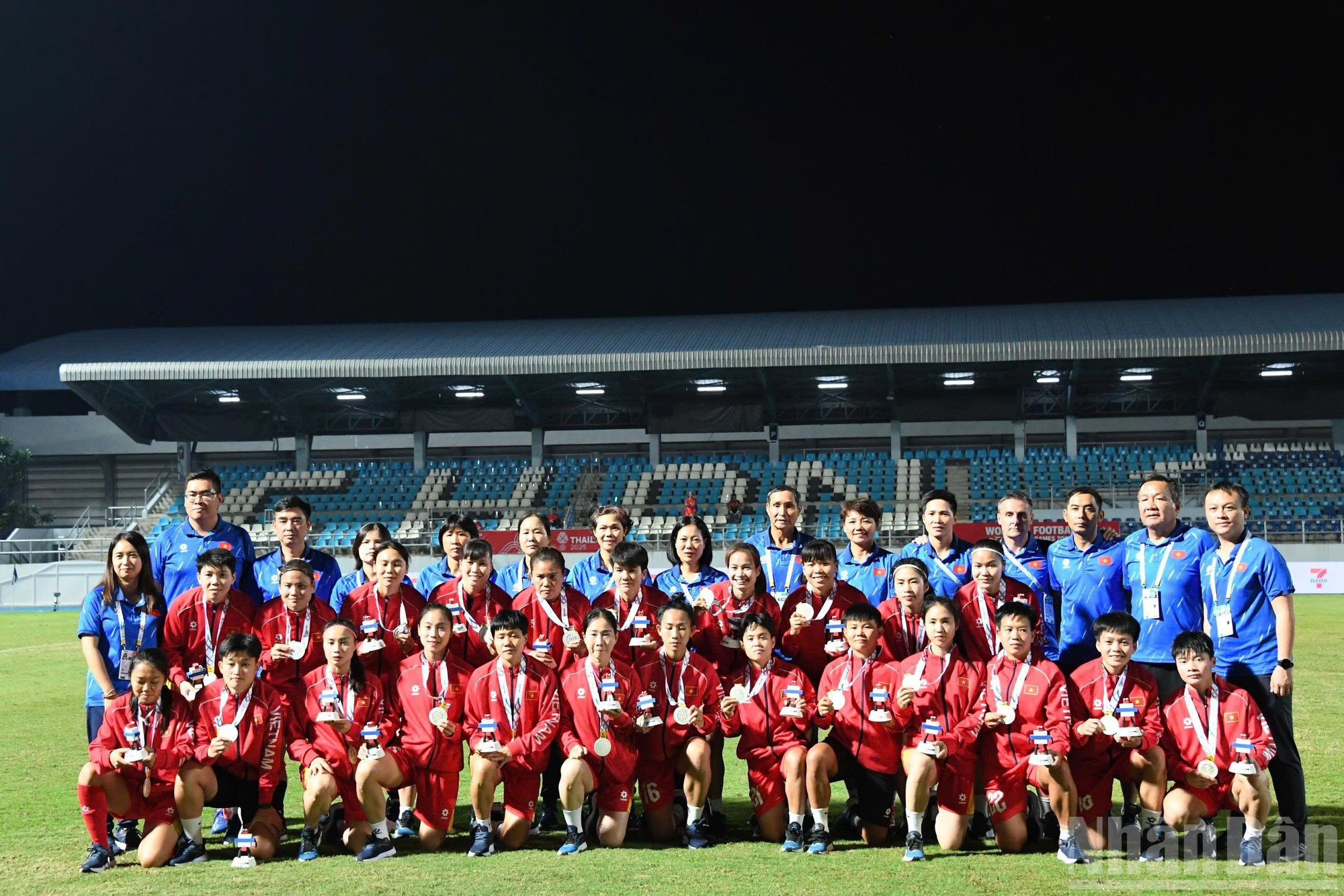 El entrenador Mai Duc Chung y sus pupilas cierran los Juegos de la Asean 33 con la medalla de plata.