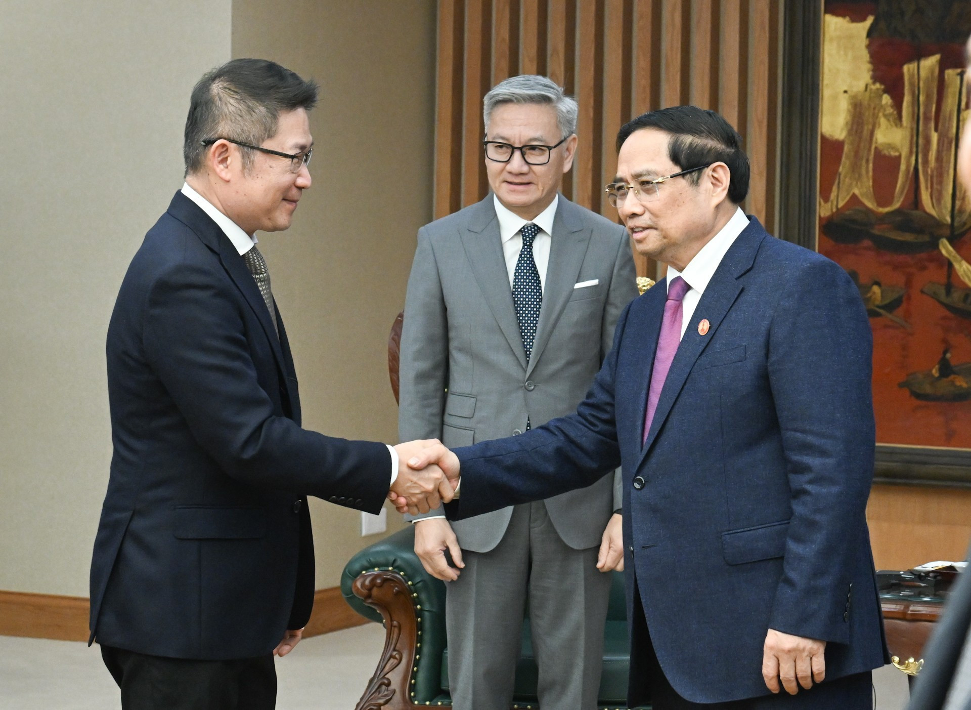 El primer ministro de Vietnam, Pham Minh Chinh, da la bienvenida a la delegación laosiana.