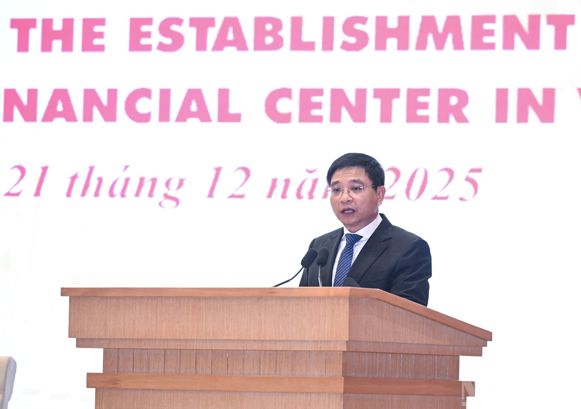 El ministro de Finanzas, Nguyen Van Thang, anuncia la Decisión del primer ministro sobre el establecimiento del Consejo Ejecutivo del Centro Financiero Internacional en Vietnam.