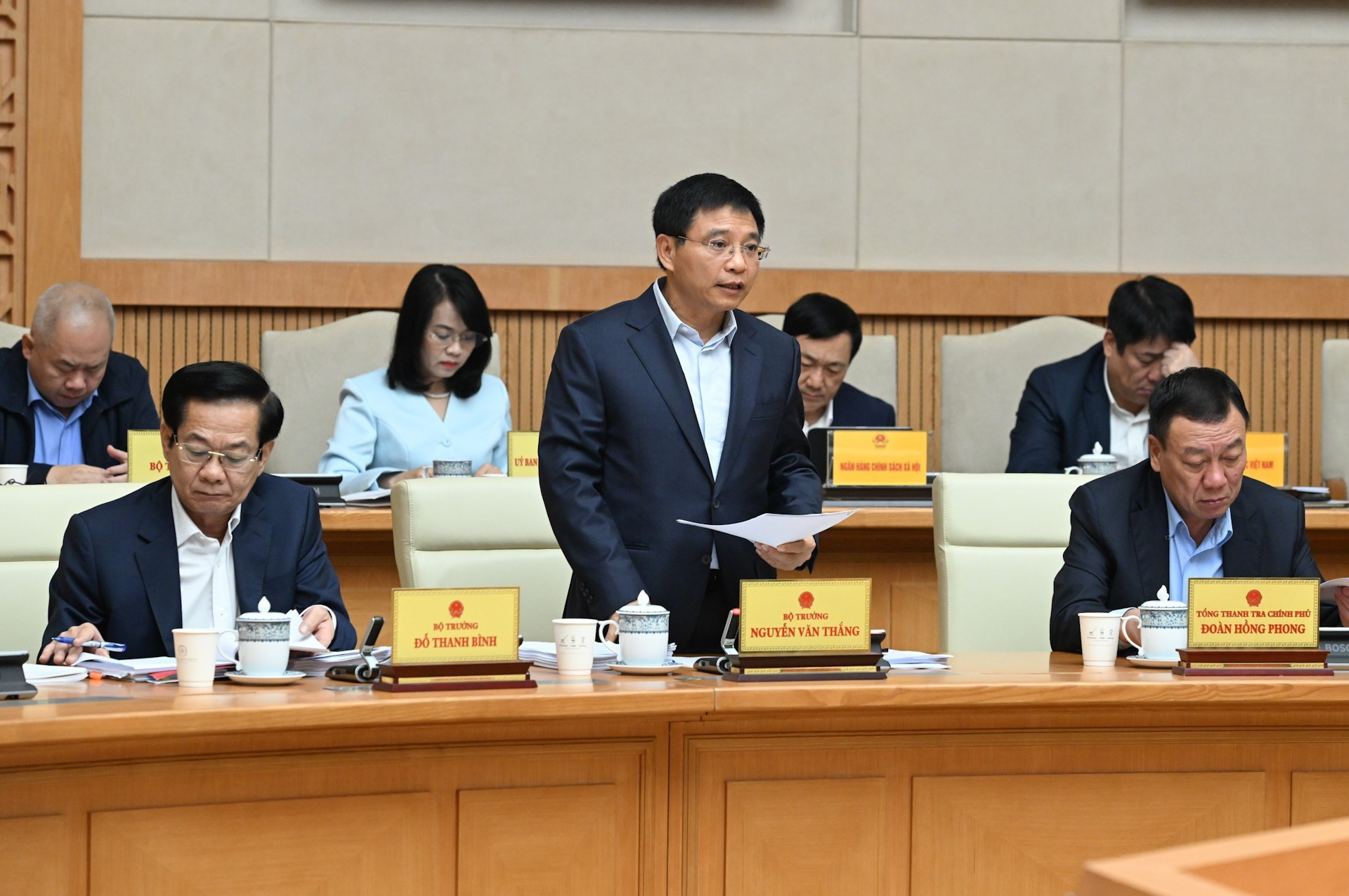 El ministro de Finanzas, Nguyen Van Thang, interviene en la reunión.