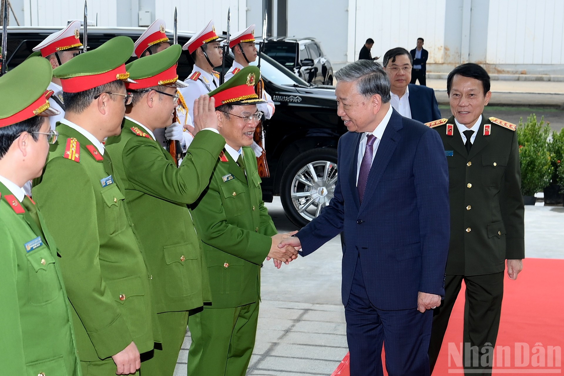 El secretario general del Partido Comunista de Vietnam, To Lam, llega al Centro Nacional de Datos.