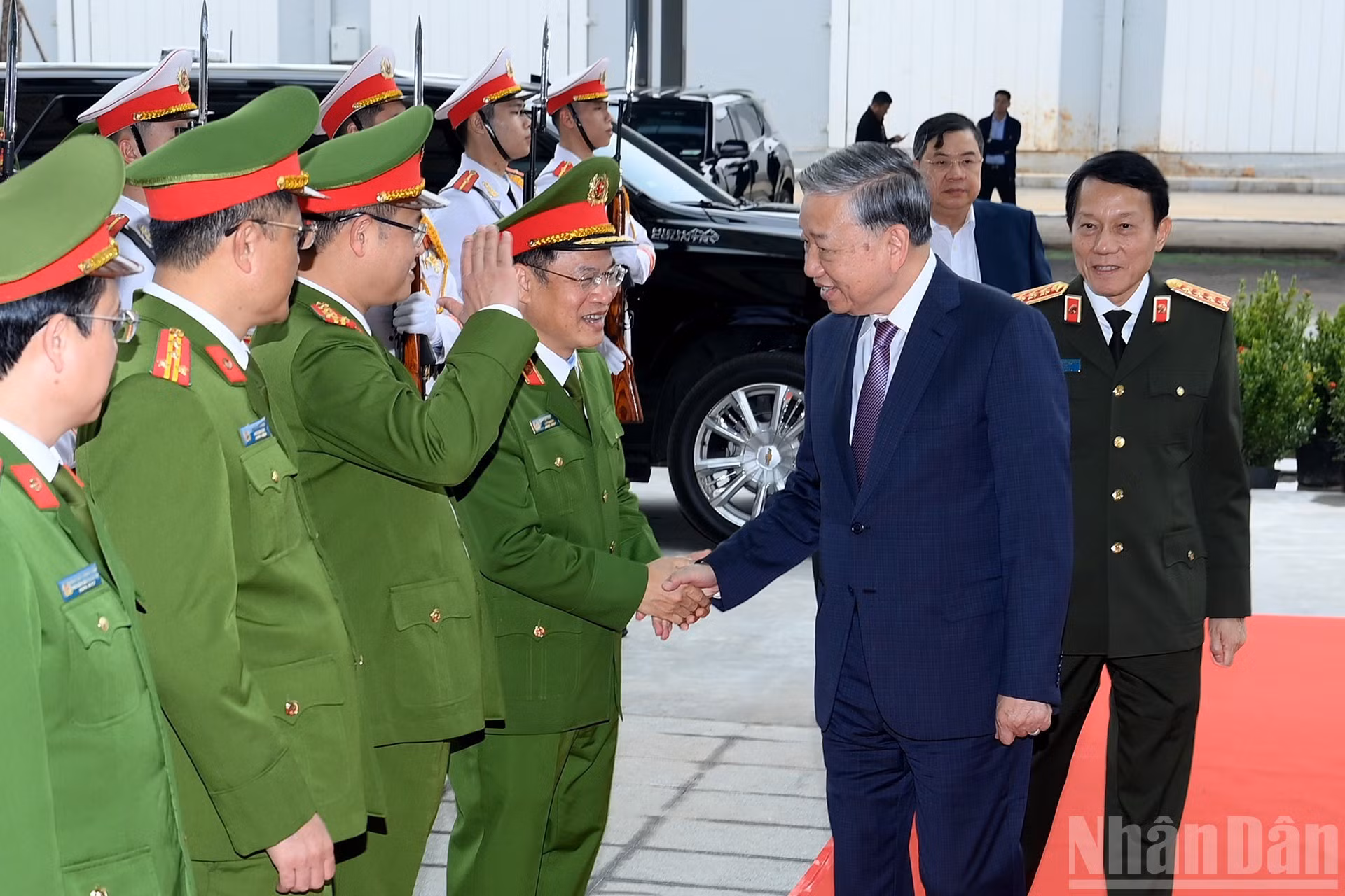 El secretario general del Partido Comunista de Vietnam, To Lam, llega al Centro Nacional de Datos.