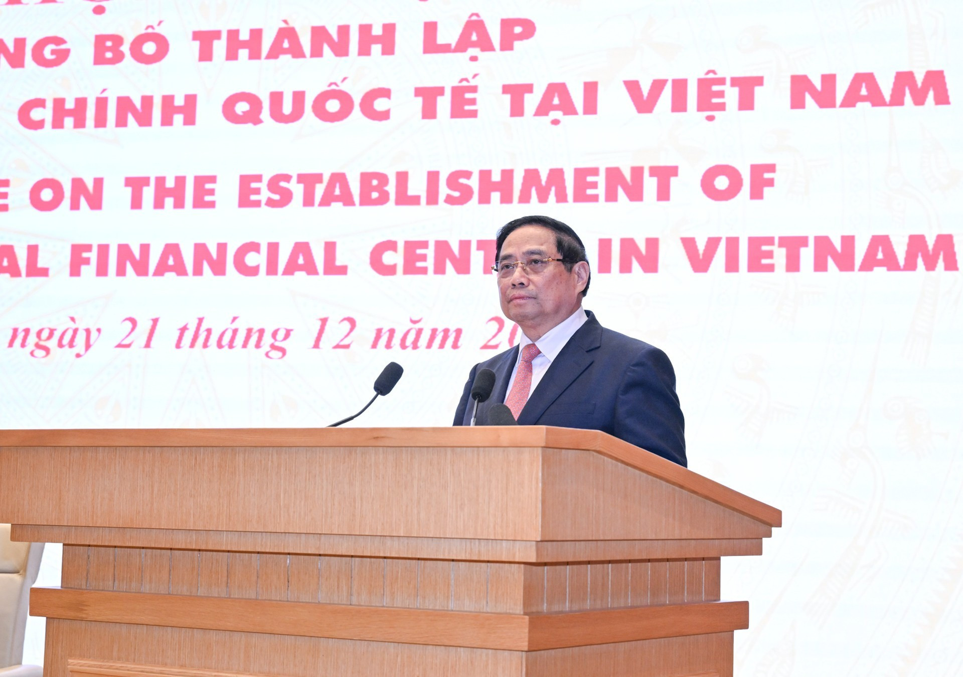 Minh Chinh habla en el evento.