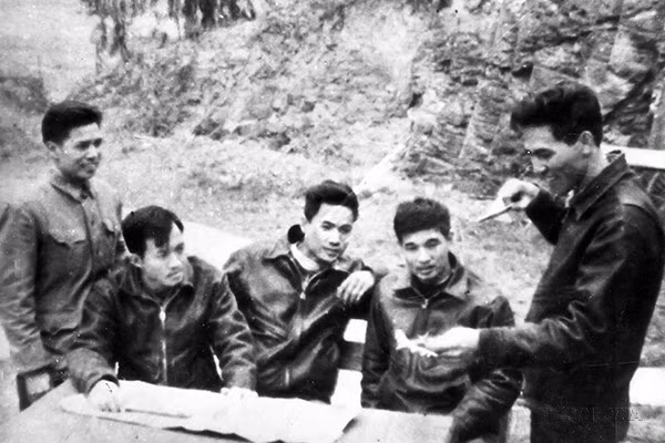 El piloto Pham Tuan (extremo derecho) y sus colegas debaten el combate contra los B-52 durante la batalla. Fue el primer piloto en derribar en el lugar un B-52 volando un MiG-21FM, durante una misión nocturna el 27 de diciembre de 1972. (Foto: VNA)