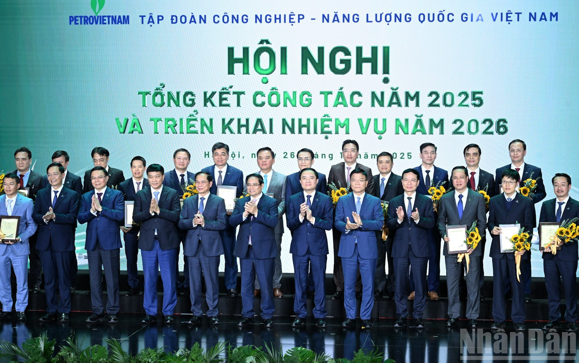 El primer ministro Pham Minh Chinh con representantes de los colectivos destacados de Petrovietnam.