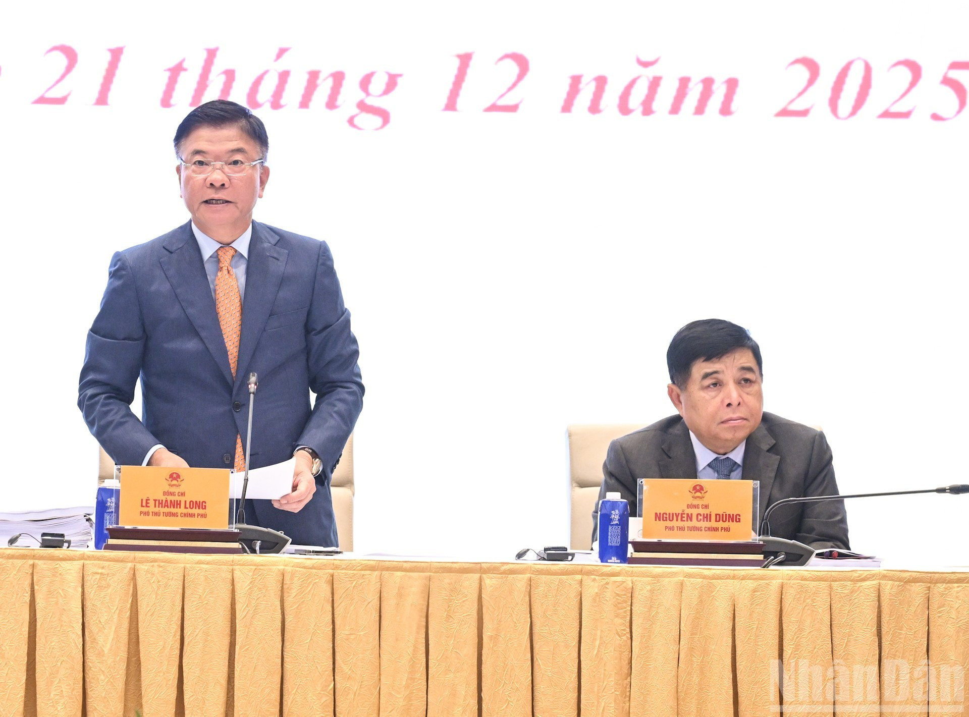 El viceprimer ministro Le Thanh Long habla en la conferencia.