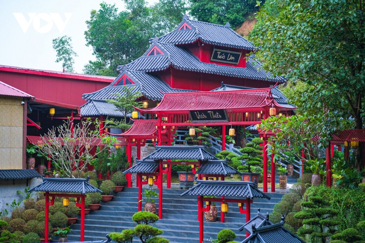 La puerta de la pagoda y el jardín de meditación combinan la arquitectura japonesa con la vietnamita.