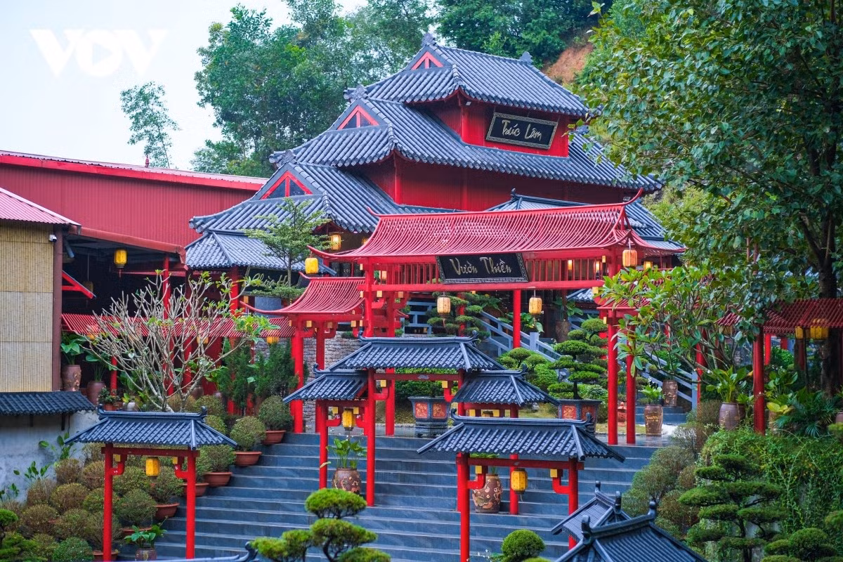 La puerta de la pagoda y el jardín de meditación combinan la arquitectura japonesa con la vietnamita.