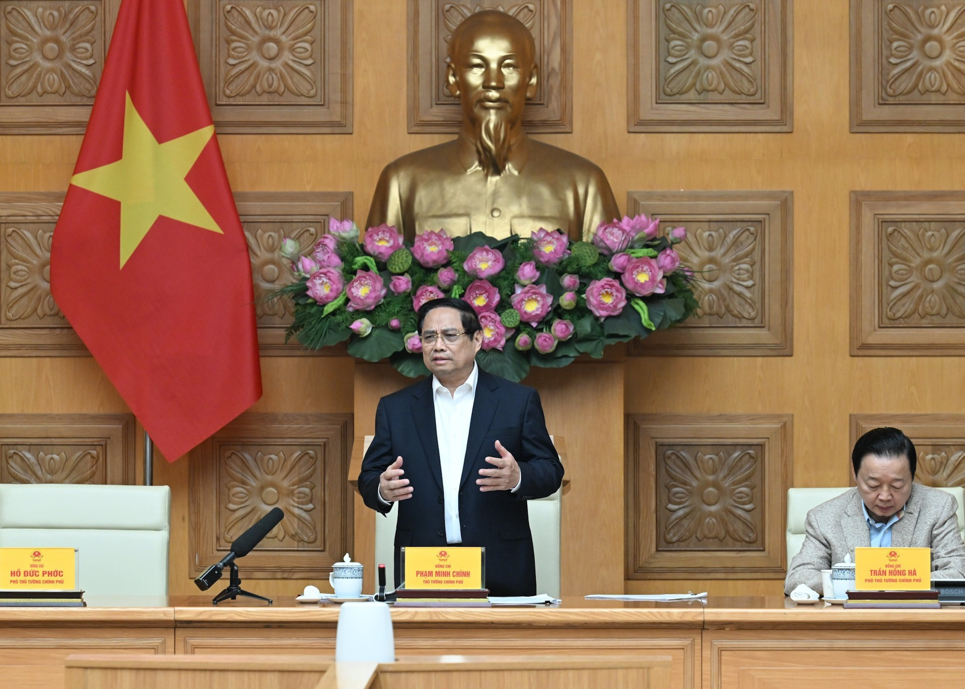 El primer ministro de Vietnam, Pham Minh Chinh, habla en el evento.