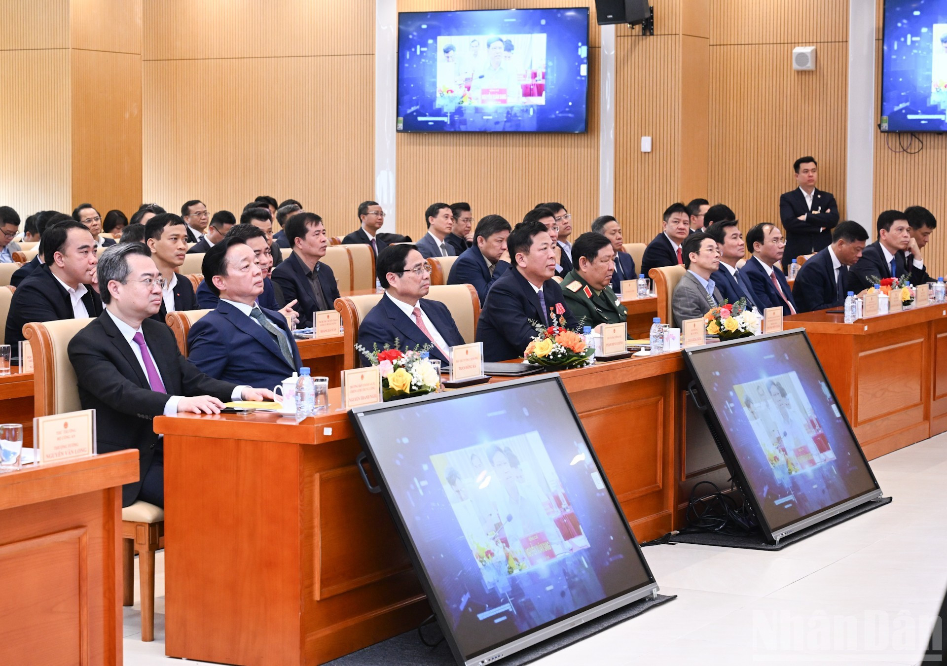 El primer ministro Pham Minh Chinh y otros delegados asistentes a la cita.
