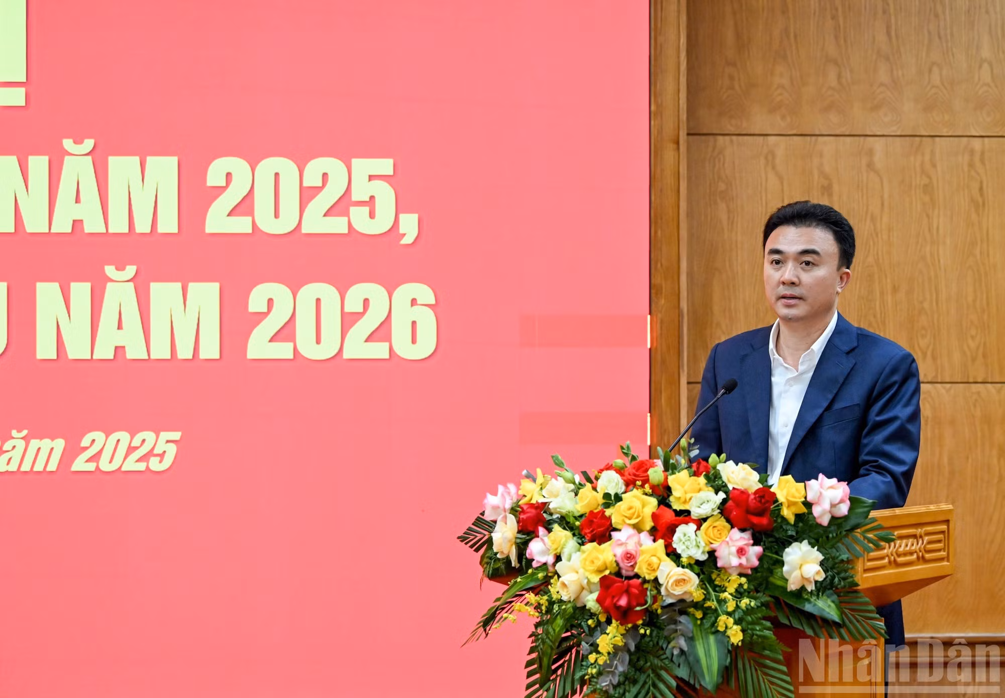 El vicesecretario especializado del Comité del Partido de la Academia Política Nacional Ho Chi Minh, Truong Cong Dac, presenta una ponencia.