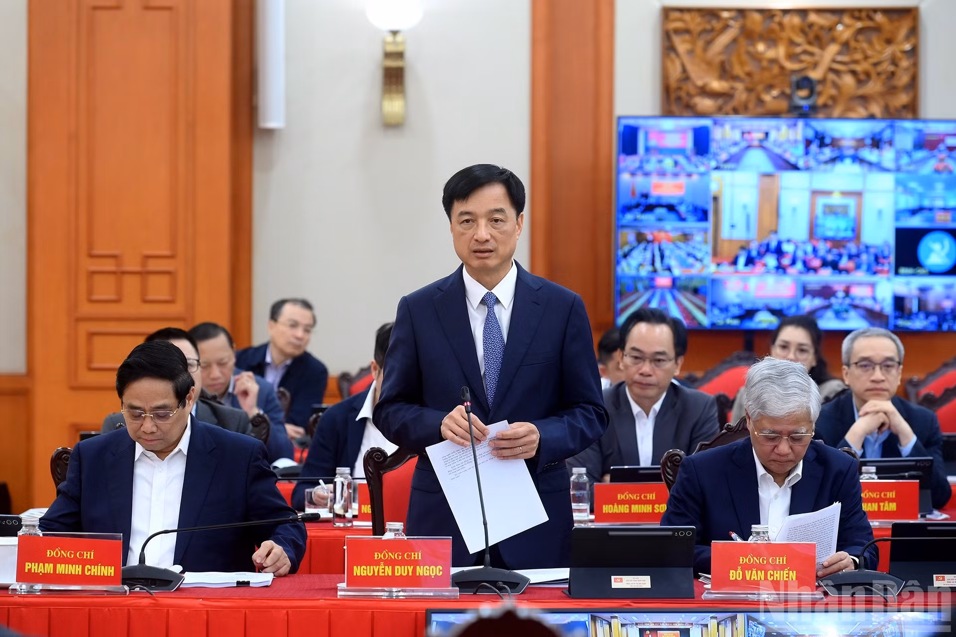 El miembro del Buró Político y secretario del Comité del Partido de Hanói, Nguyen Duy Ngoc, interviene en la conferencia.