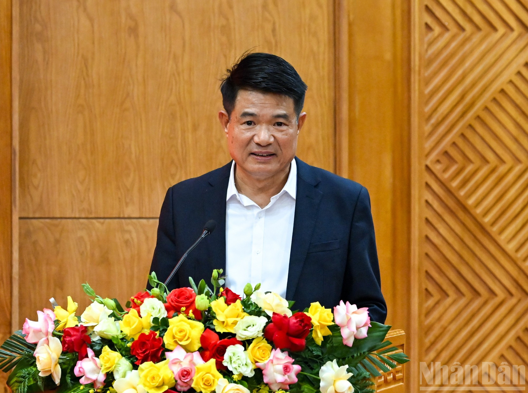 El fiscal general de Vietnam, Nguyen Huy Tien, expone una ponencia en el evento.