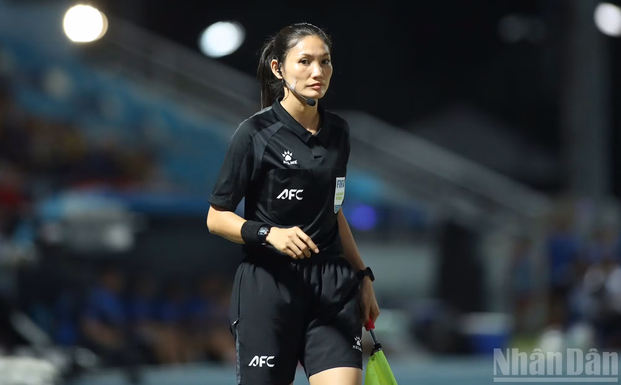 La árbitra asistente anula el gol de Bich Thuy en el minuto 29.